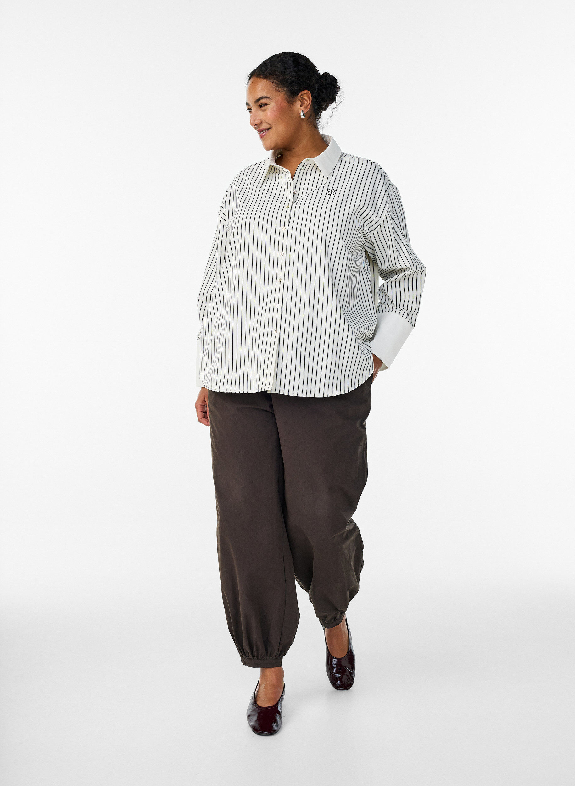 Zizzi Losse gestreepte blouse met brede manchetten, Wit, Model image number 1