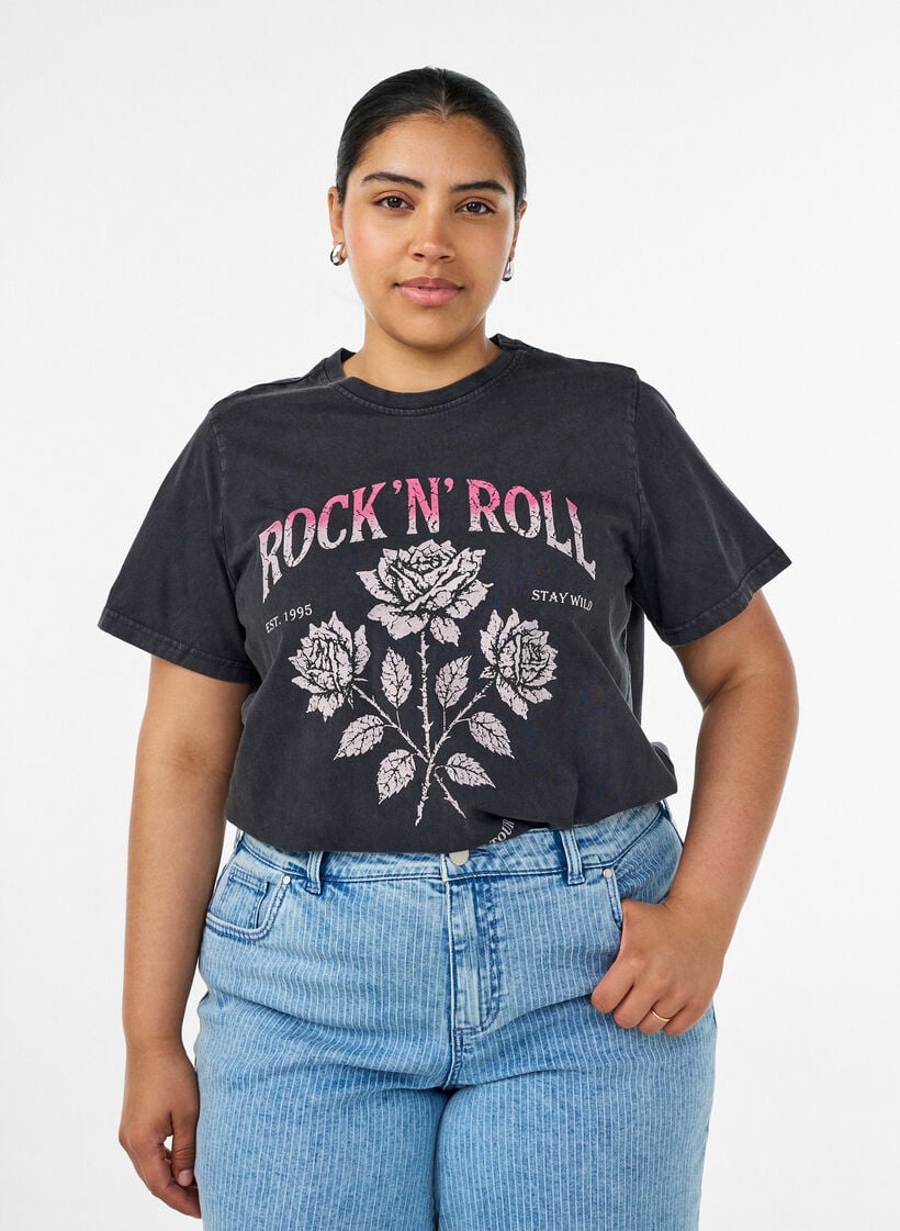 T-shirt van biologisch katoen met rockprint, Zwart, Model image number 0