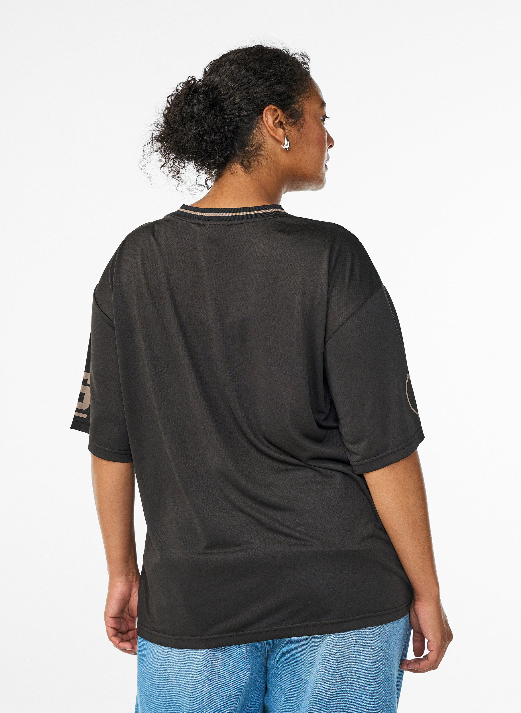 Zizzi Sportief T-shirt met V-hals en raceprint, Zwart, Model image number 2