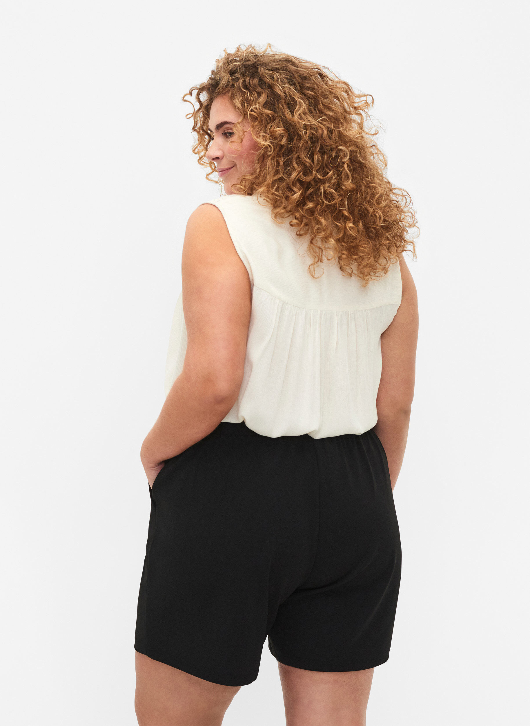 Zizzi Korte broek met zakken en losse pasvorm, Zwart, Model image number 2