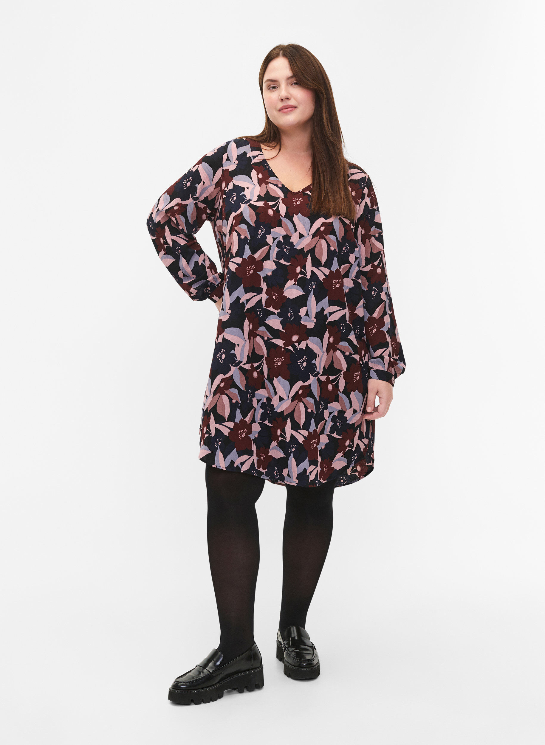 Zizzi Jurk met V-hals en print, Black R. Flower AOP, Model image number 2