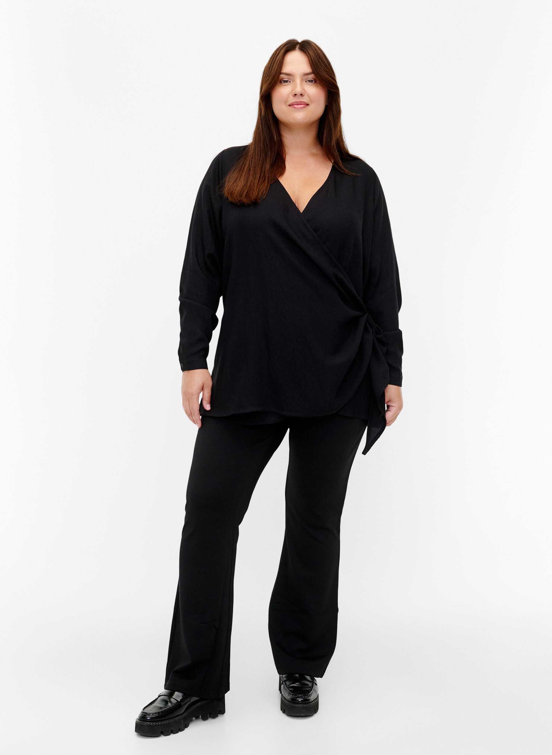 Zizzi Blouse met lange mouwen in viscose met een wikkel-look, Black, Model image number 2