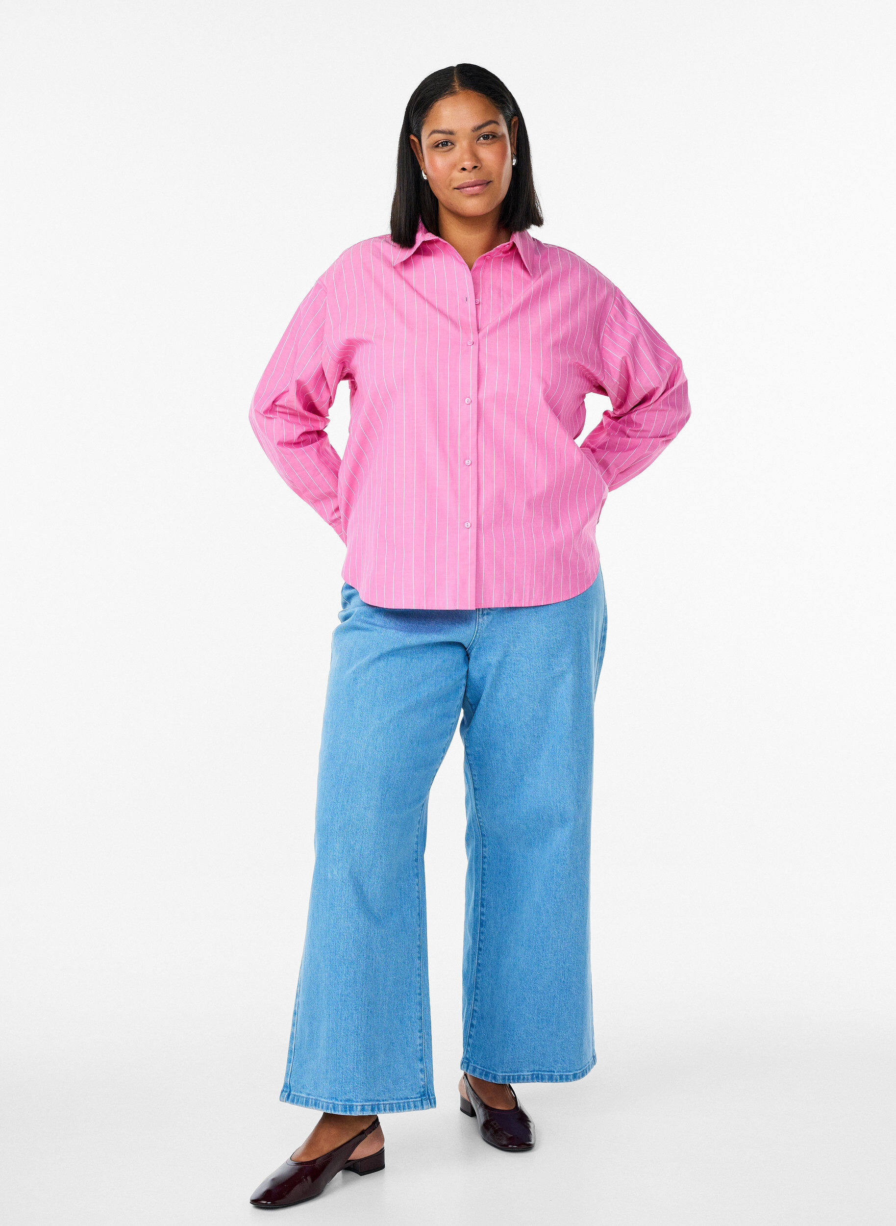 Zizzi Overhemdbluse met krijtstreep en strikdetail achteraan, Roze, Model image number 1