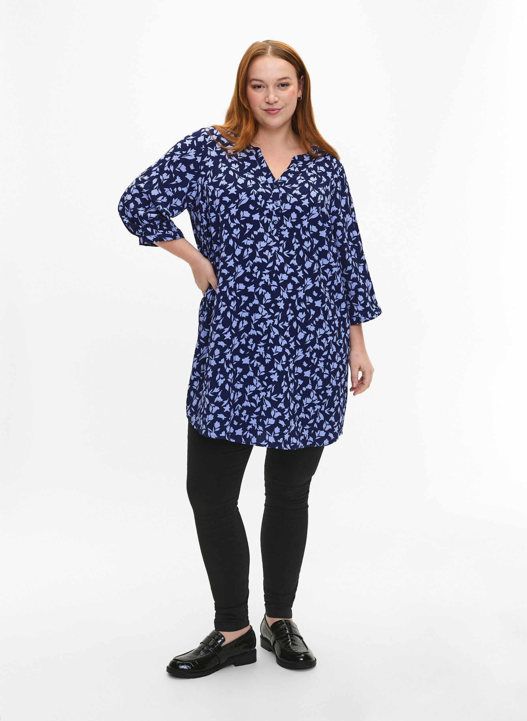 Zizzi Gebloemde tuniek met 3/4 mouwen, M. Blue Flower AOP, Model image number 2