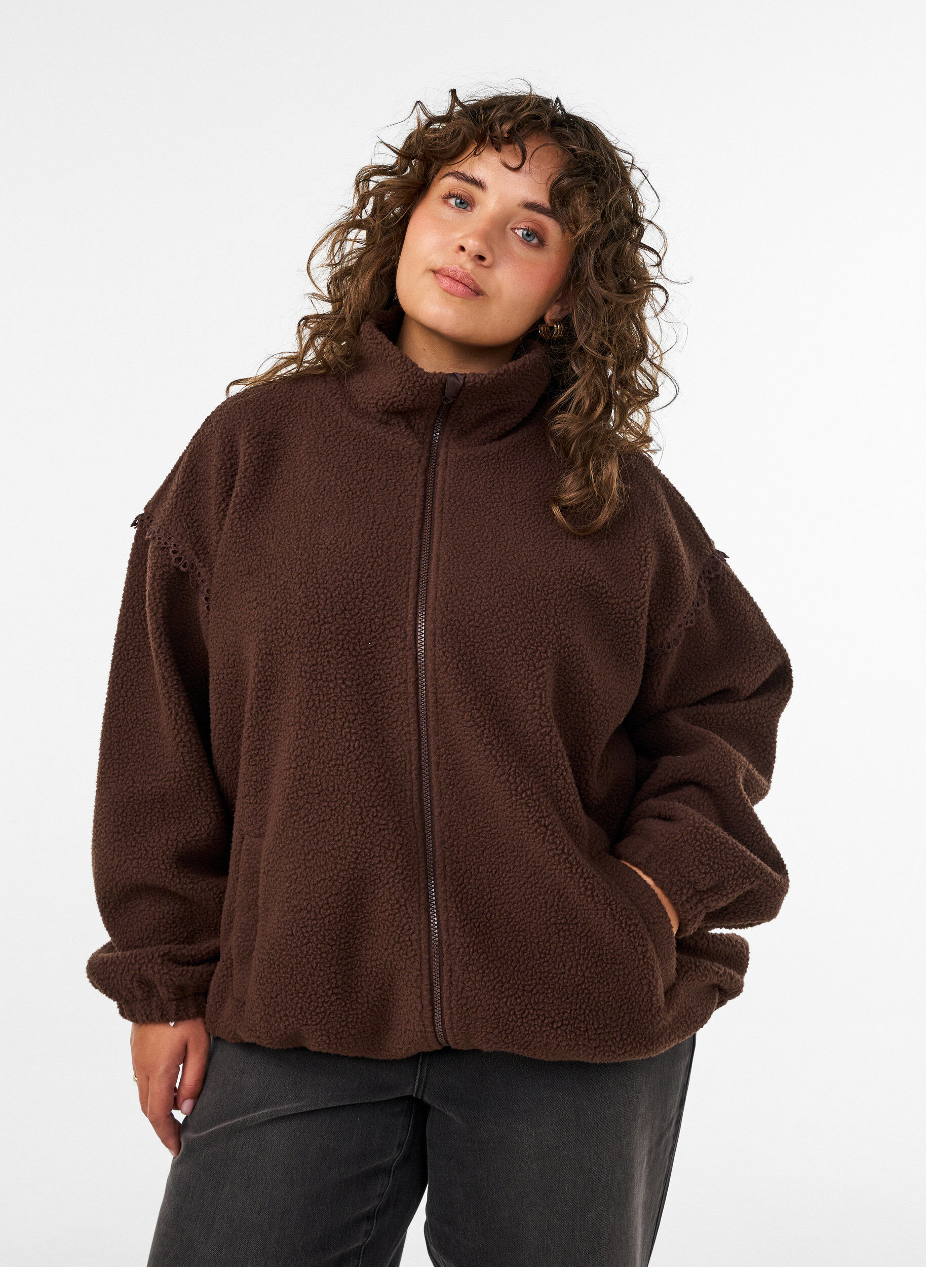 ZizziTeddyjas met broderie anglaise rand en hoge kraag, Bruin, Model image number 0