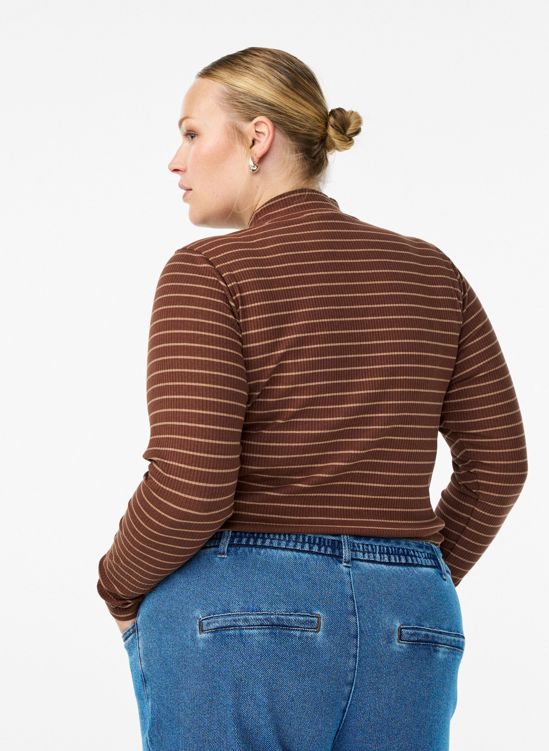 Zizzi Geribde gestreepte jersey blouse met een hoge hals, Bruin, Model image number 2