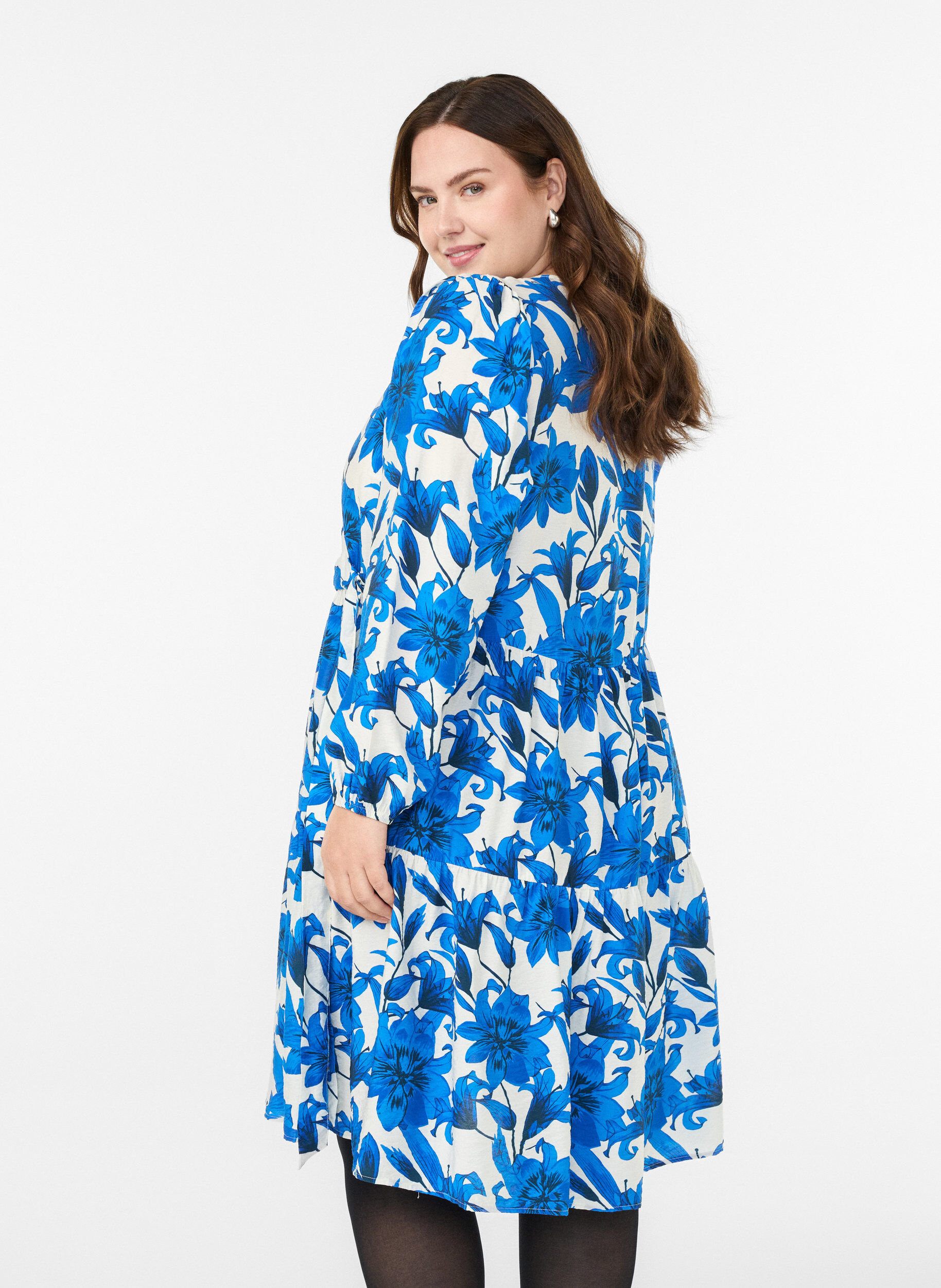 Zizzi Bloemen wikkeljurk met strikceintuur, Vanille, Model image number 2