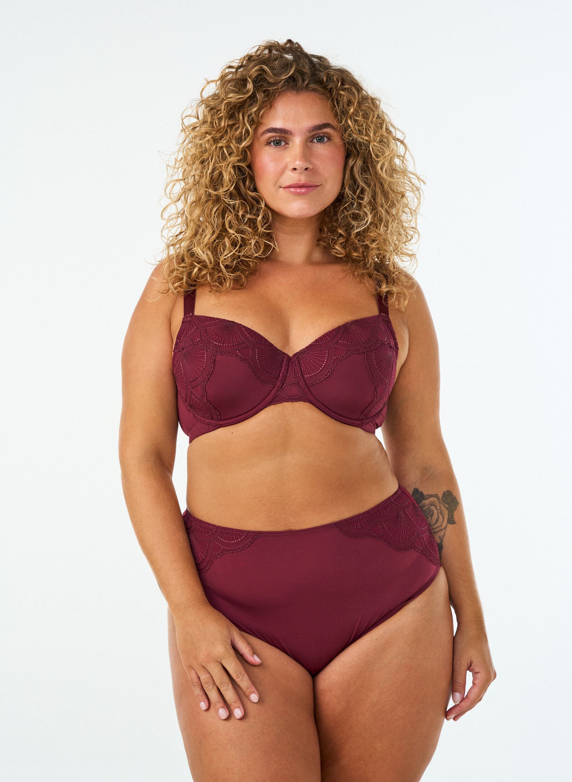 ZizziSlip met mesh en geborduurde kanten randen, Rood, Model image number 0
