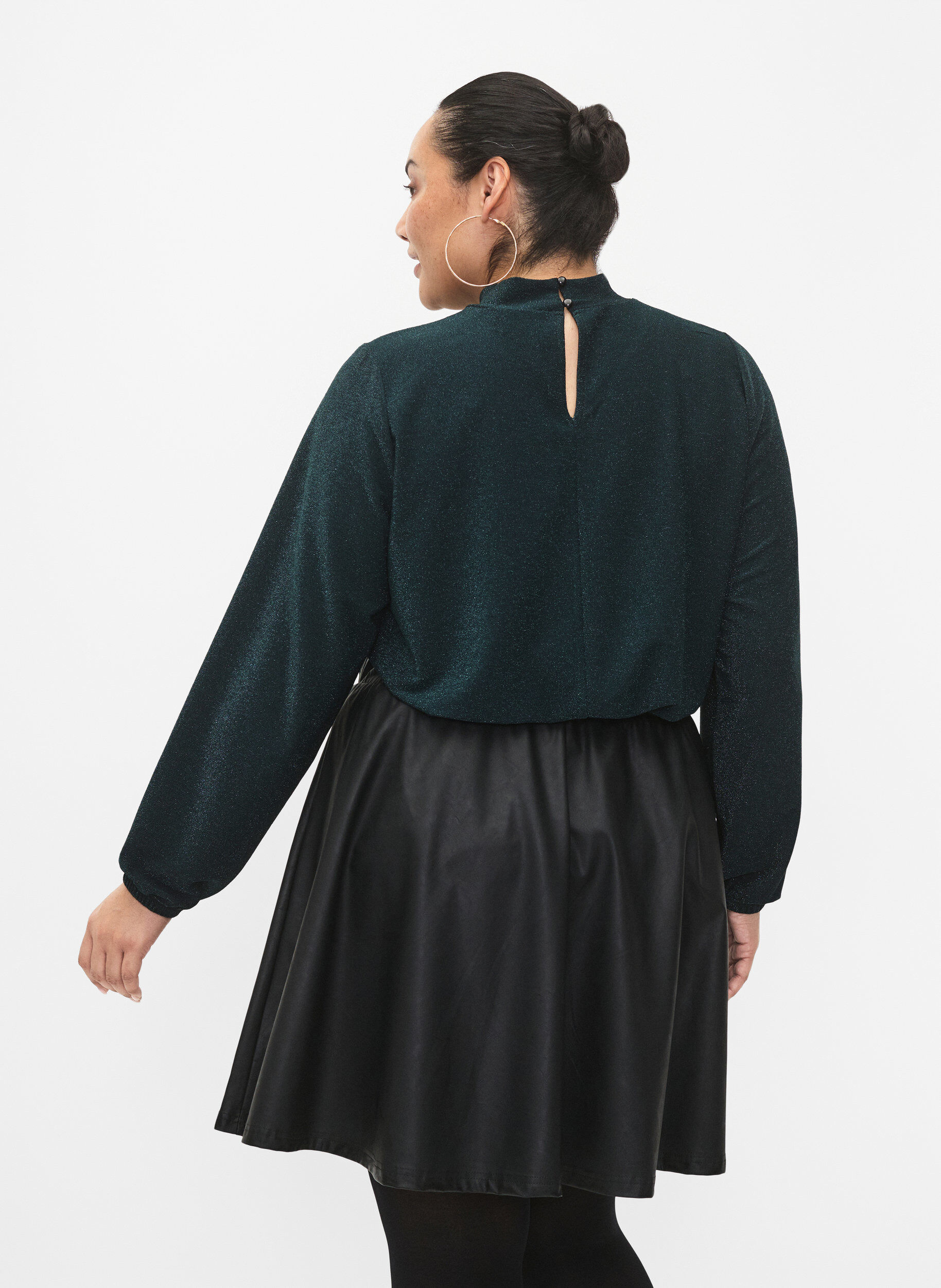 Zizzi Glitter blouse met lange mouwen, ronde hals en V-detail, Black Scarab, Model image number 1