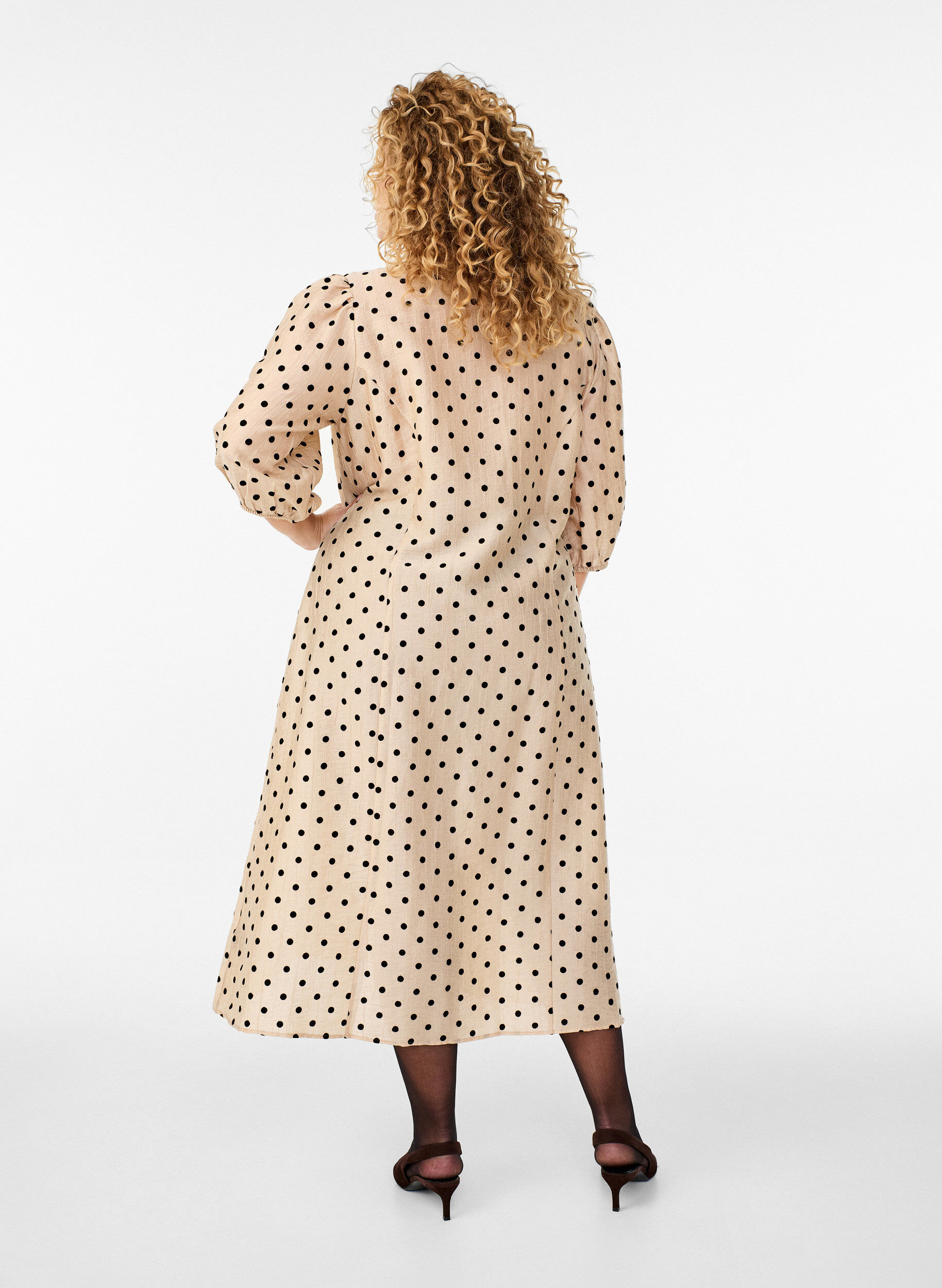 Zizzi Midi overhemdjurk met polka dots en 3/4 mouwen, Beige, Model image number 1