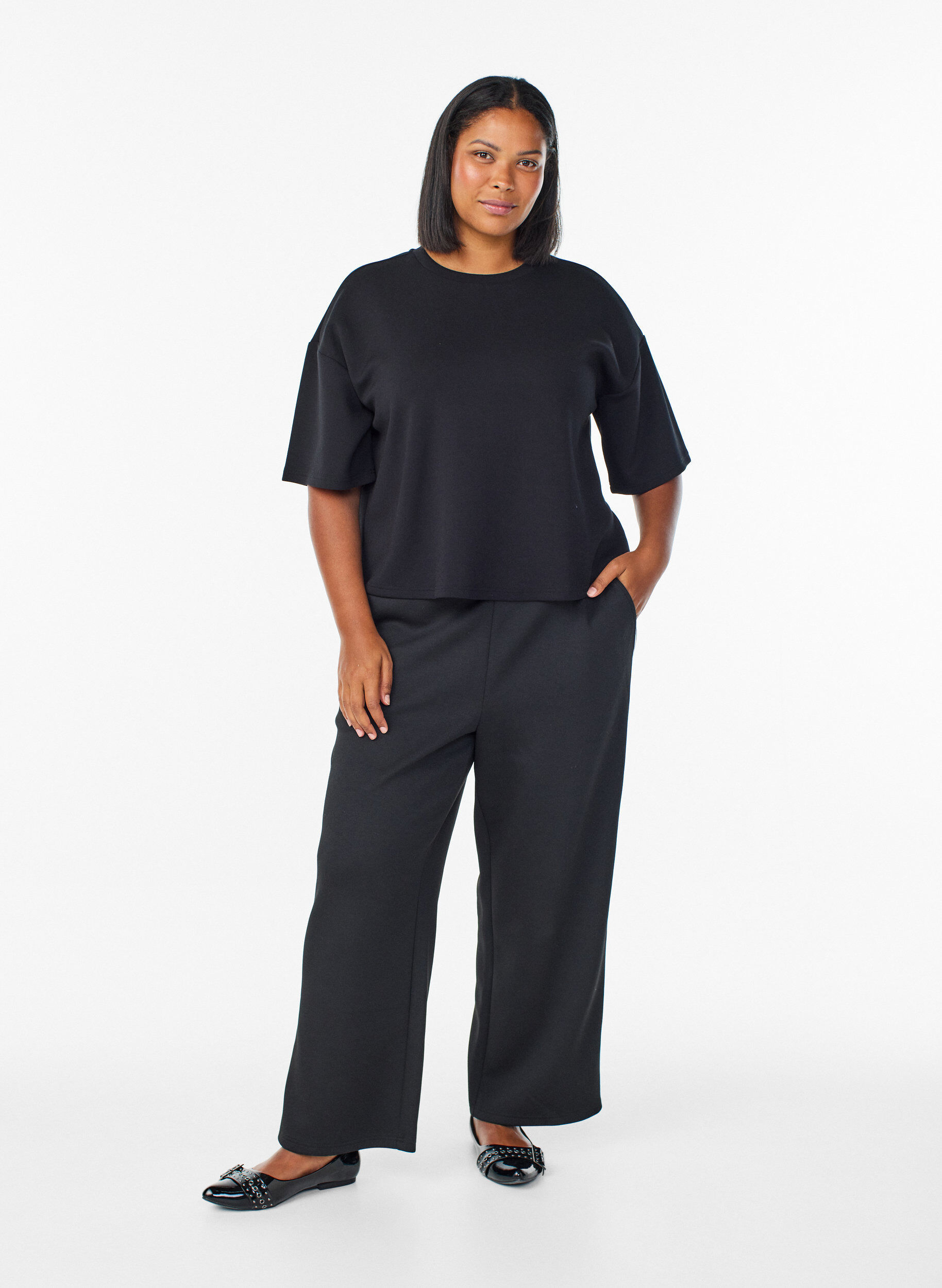 Zizzi Korte loose-fit T-shirt in modalblend, Zwart, Model image number 1