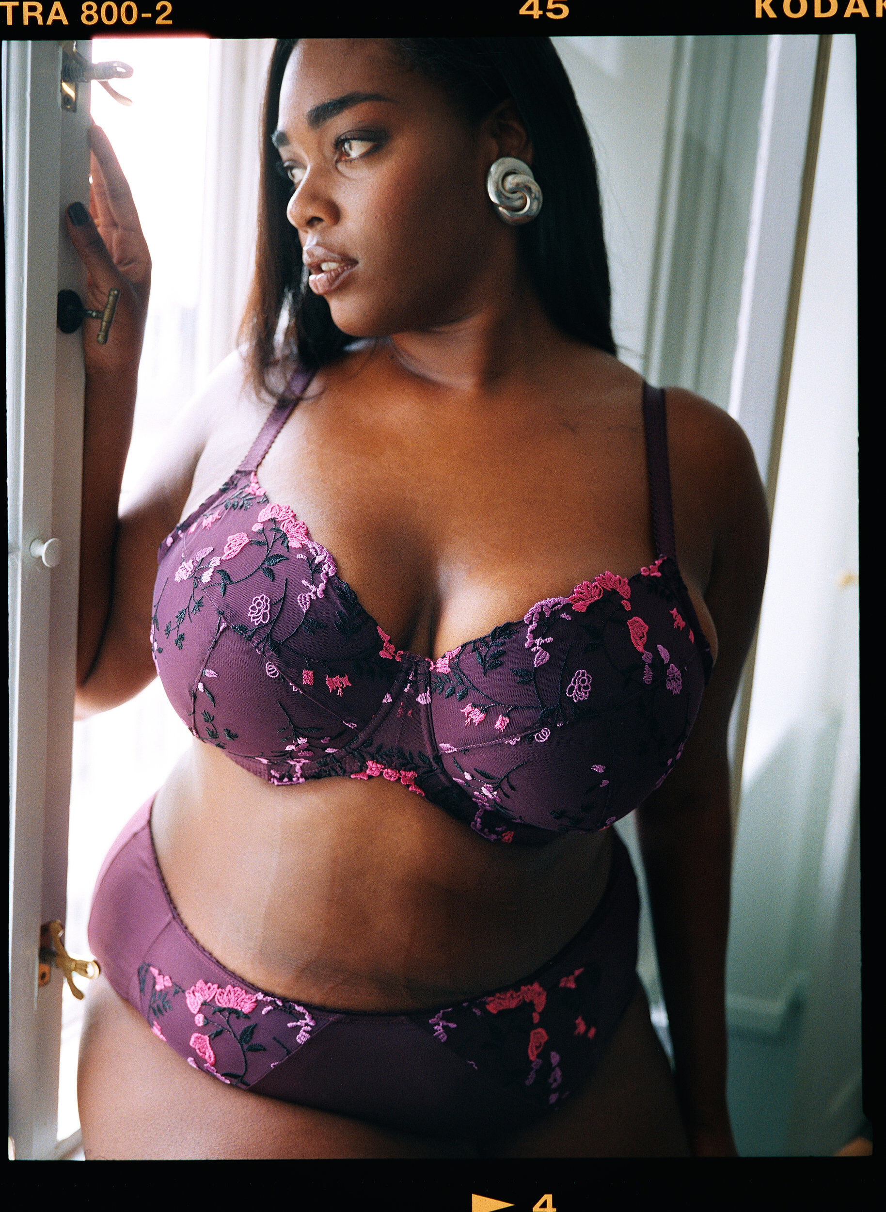 Zizzi Gewatteerde beha met bloemenborduursel, Paars, Image image number 0