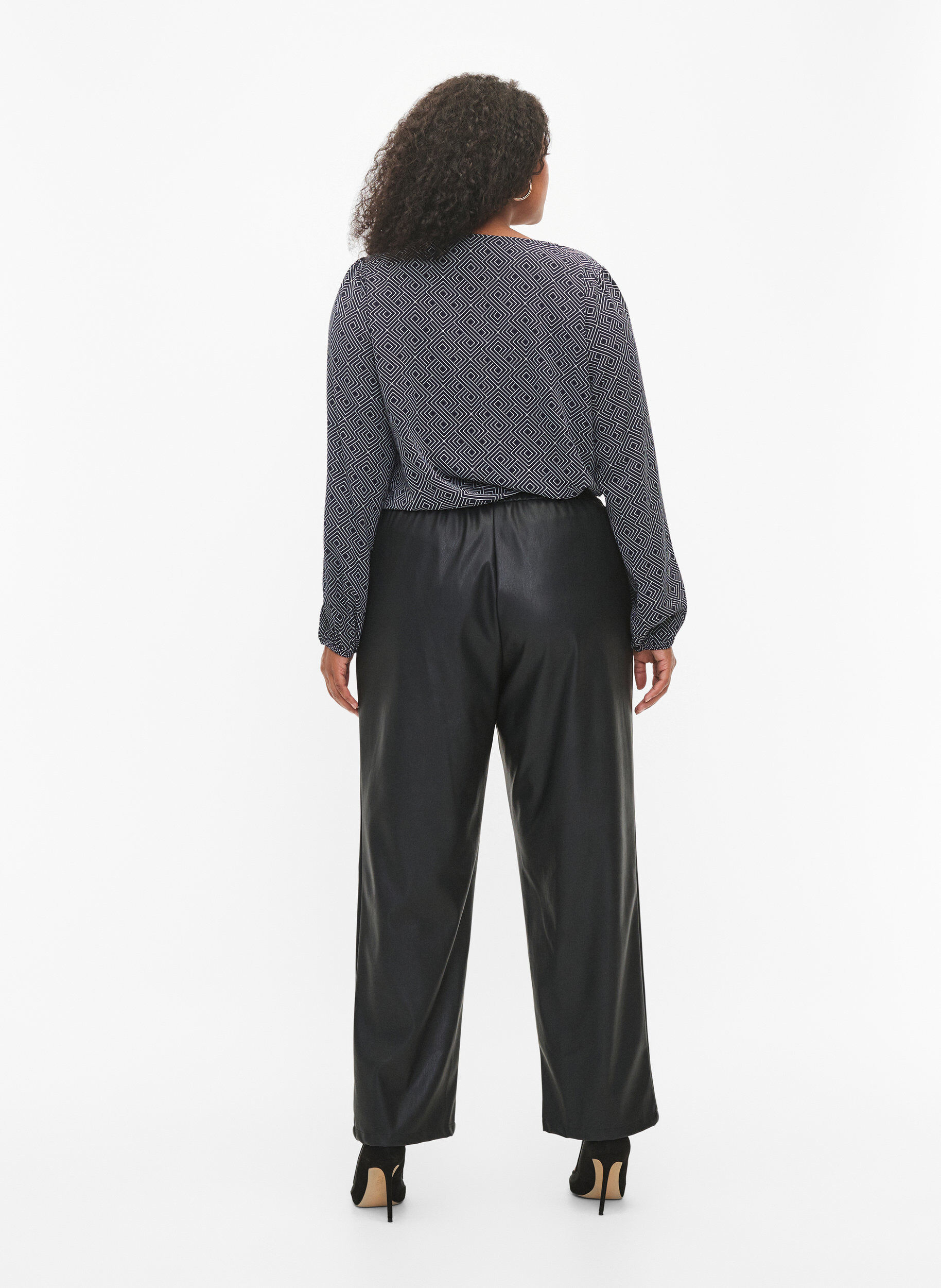Zizzi Broek van imitatieleer met zakken, Black, Model image number 1