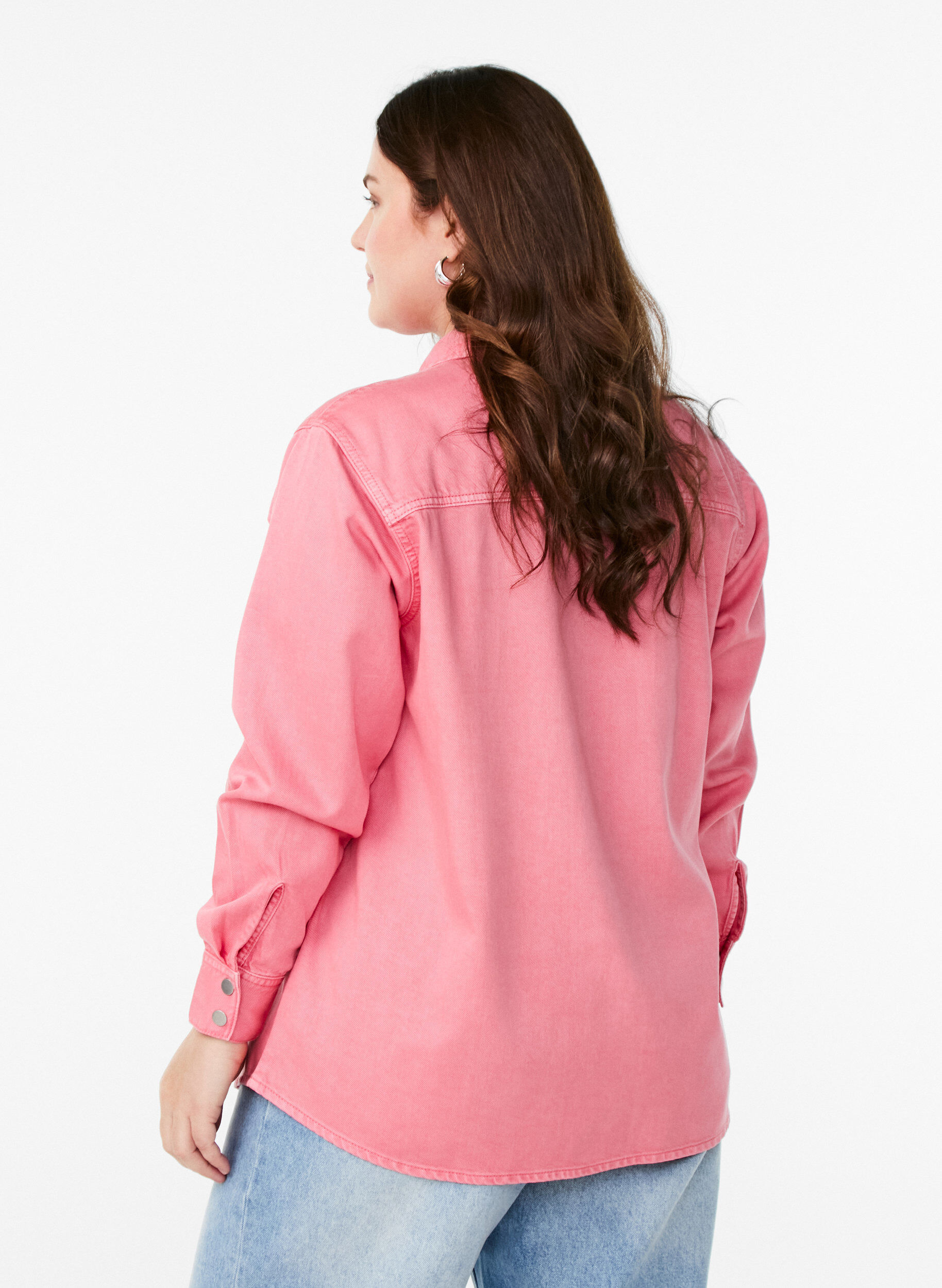 Zizzi Spijkerblouse met borstzakken, Roze, Model image number 2