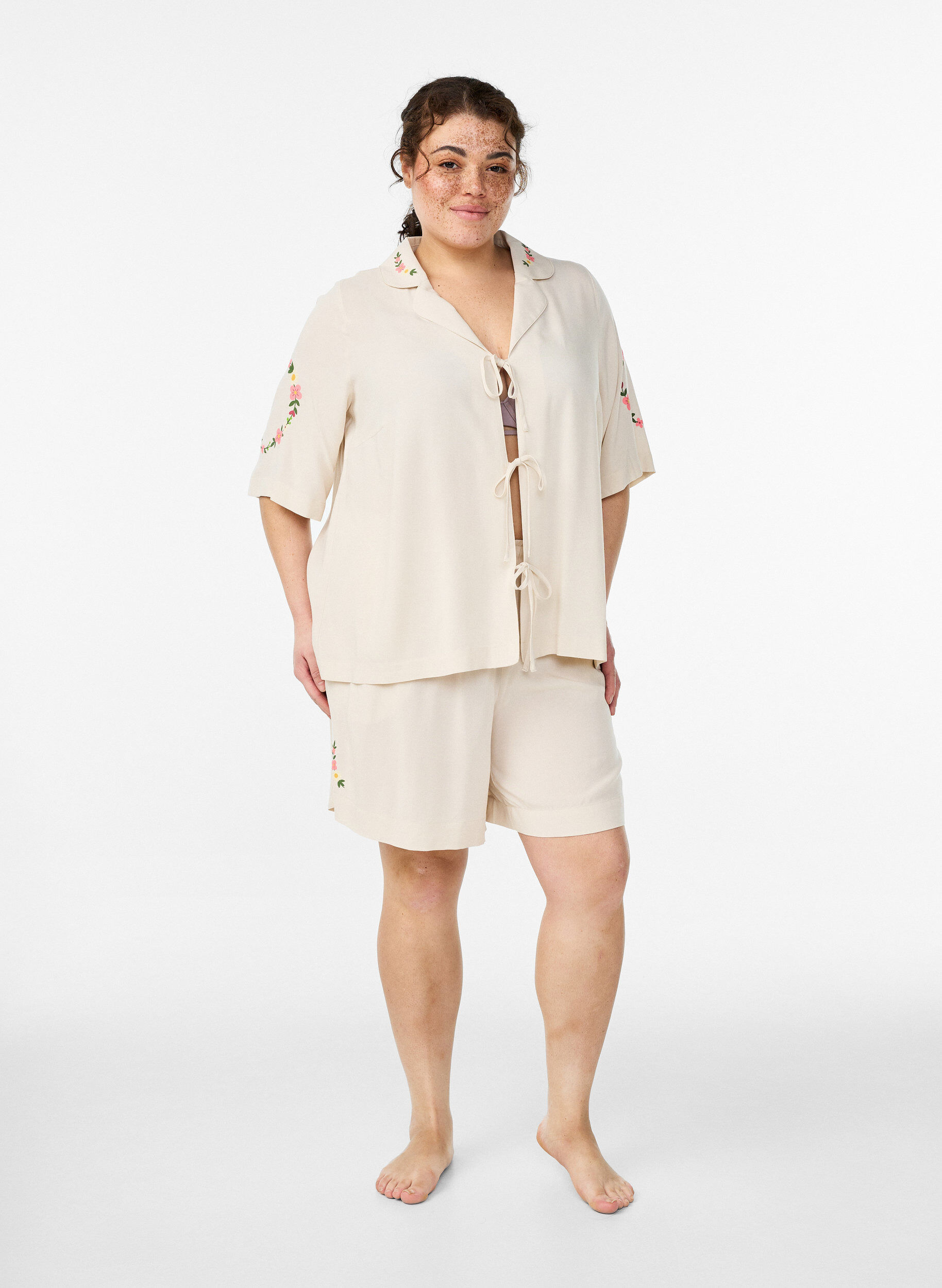 Zizzi Losse pyjamashorts in viscose met een high waist, Beige, Model image number 1