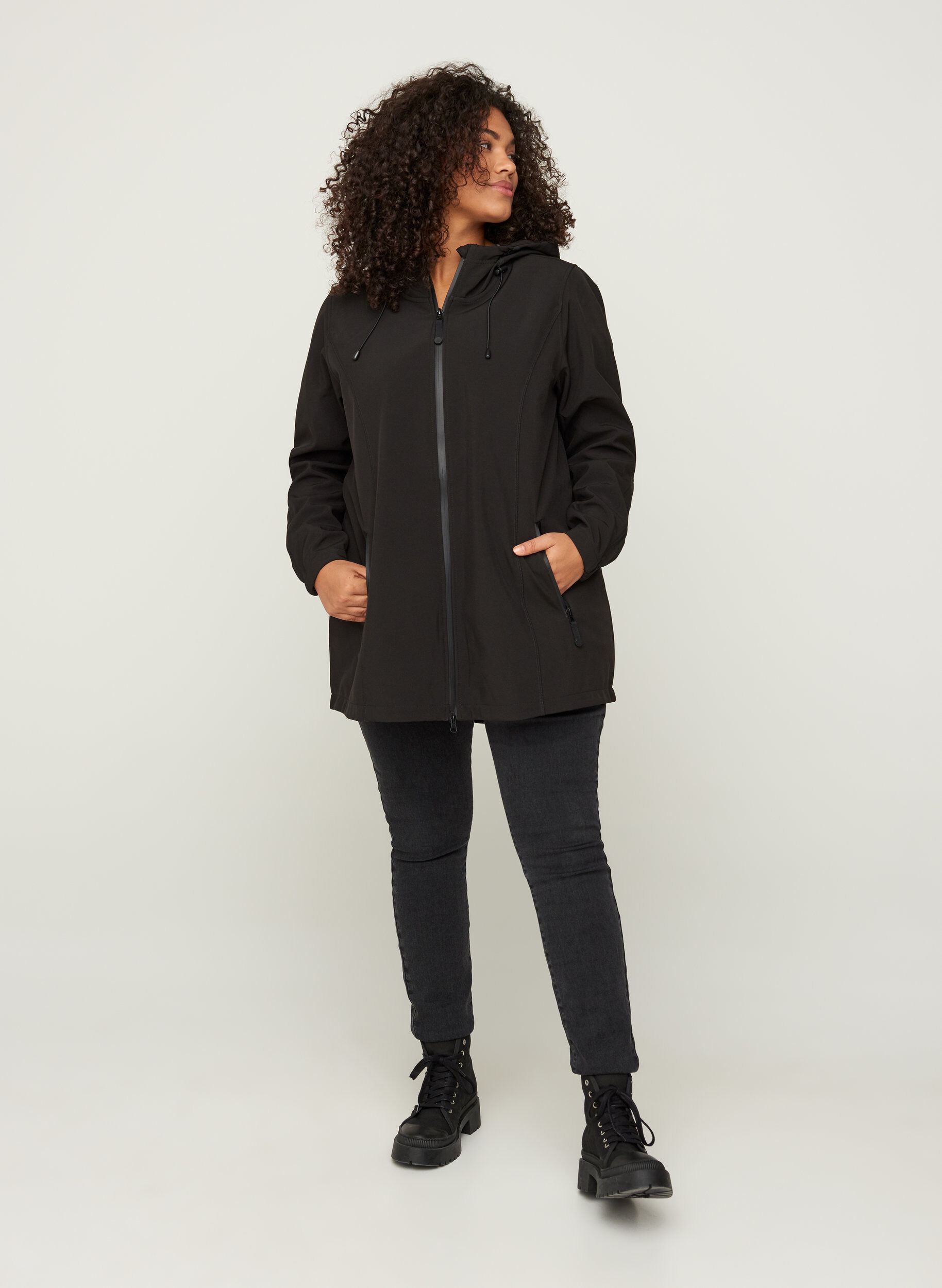 Zizzi Korte softshell jas met capuchon, Black, Model image number 5