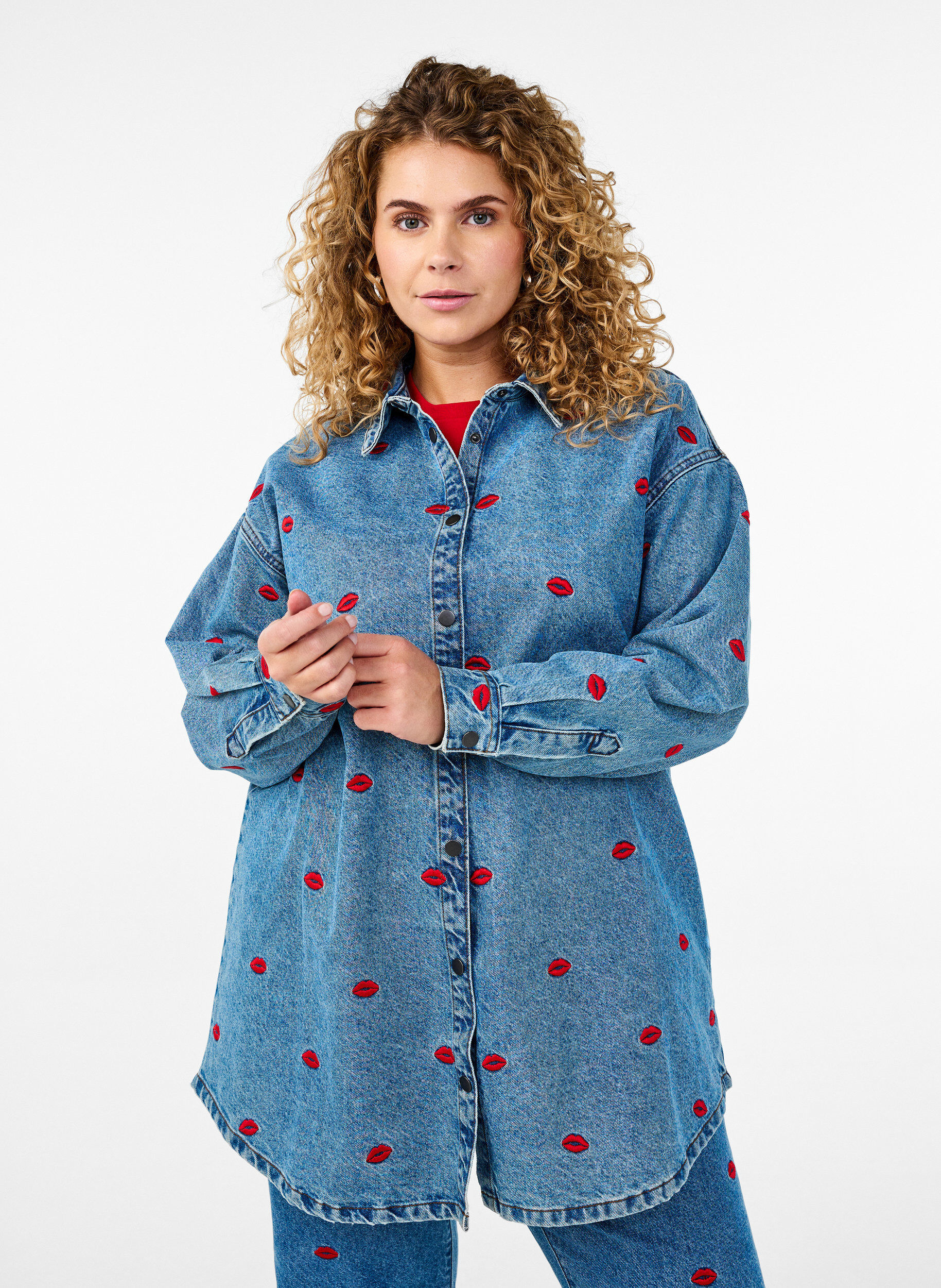 Losse denim shirt met geborduurde lippen, Light Blue Kiss, Model
