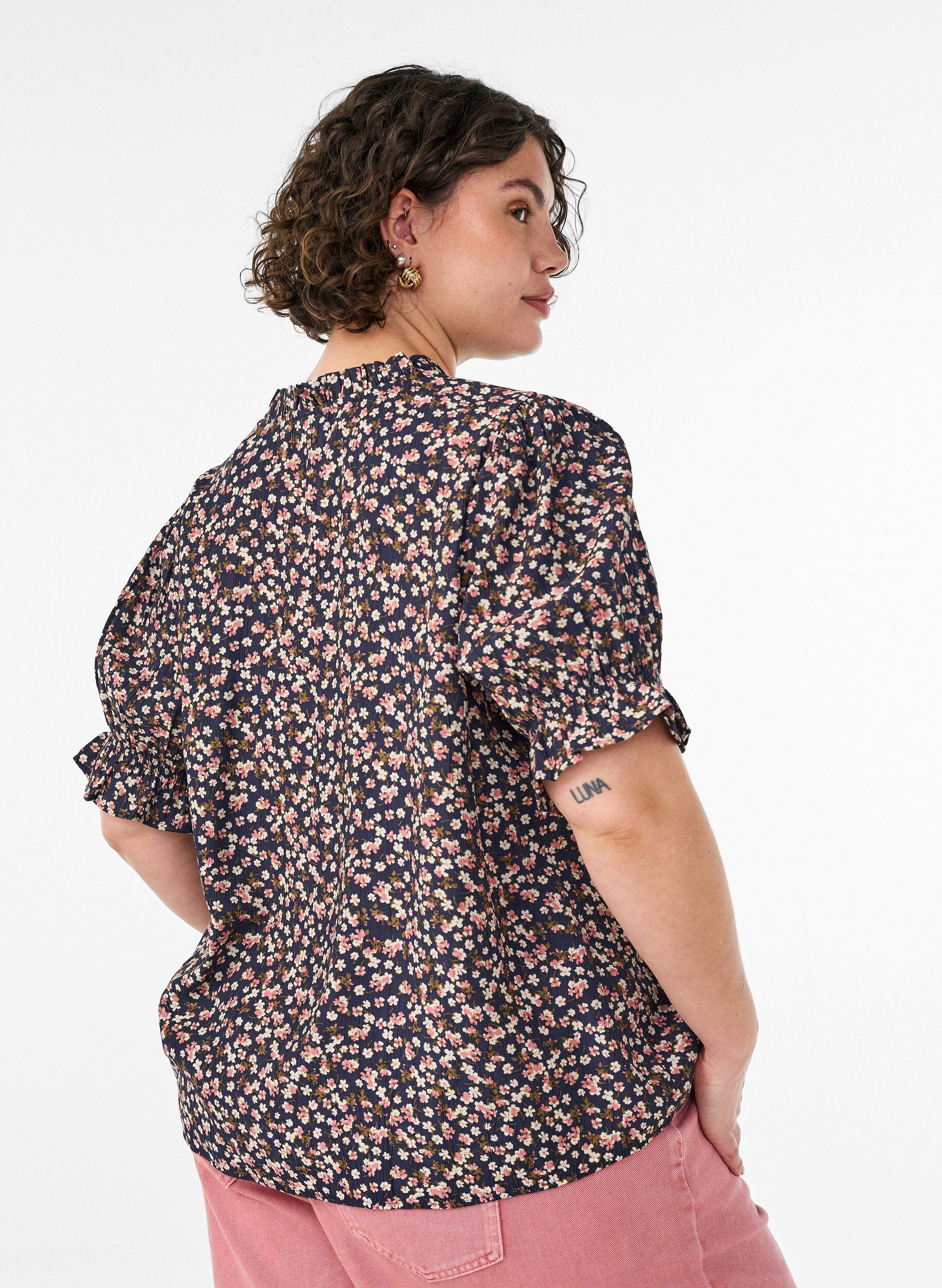 ZizziBlouse van viscose met bloemenprint, korte mouwen en smockdetails, Blauw, Model image number 2