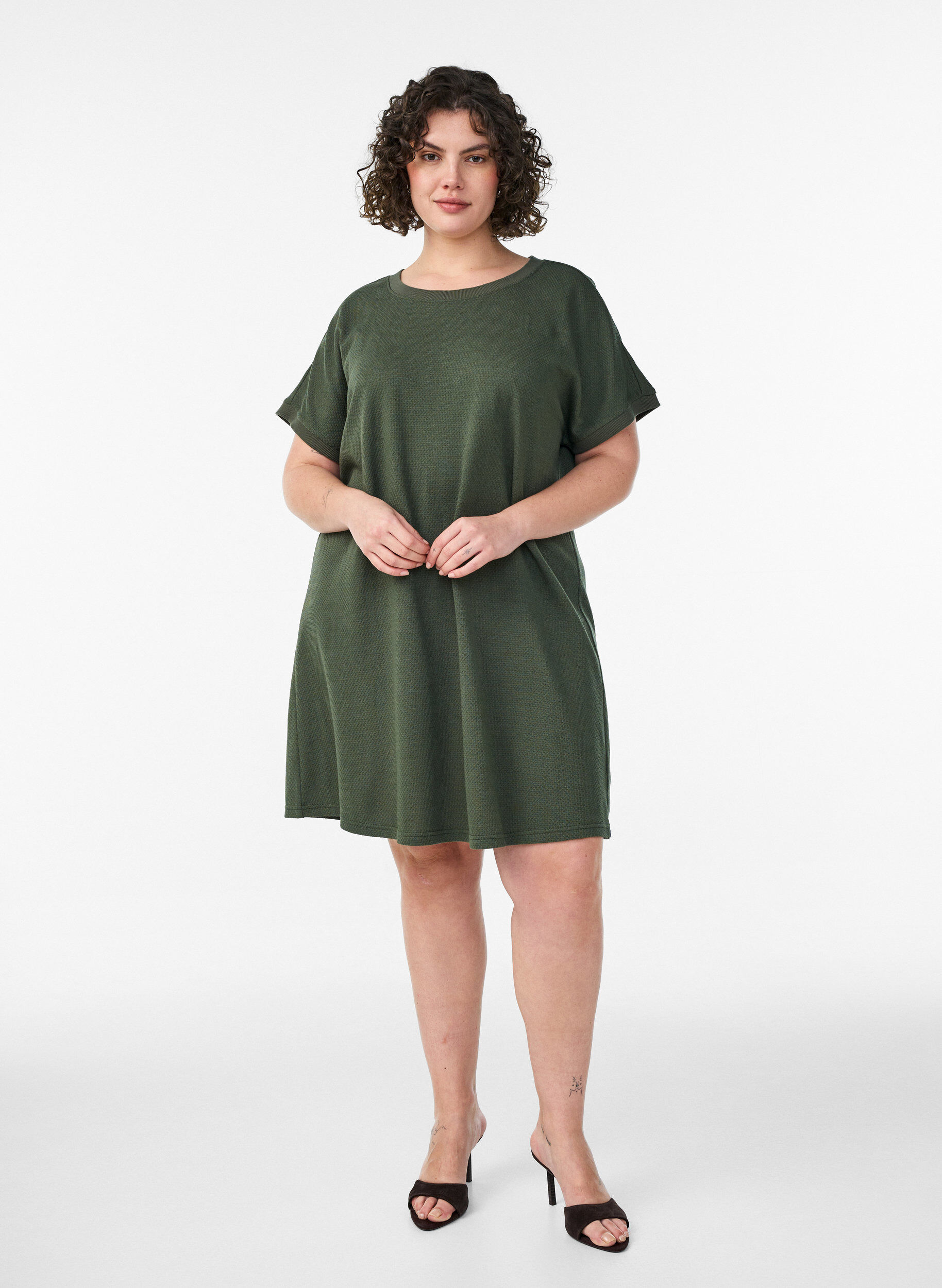 Zizzi Korte jersey jurk met structuur en ronde hals, Groen, Model image number 1