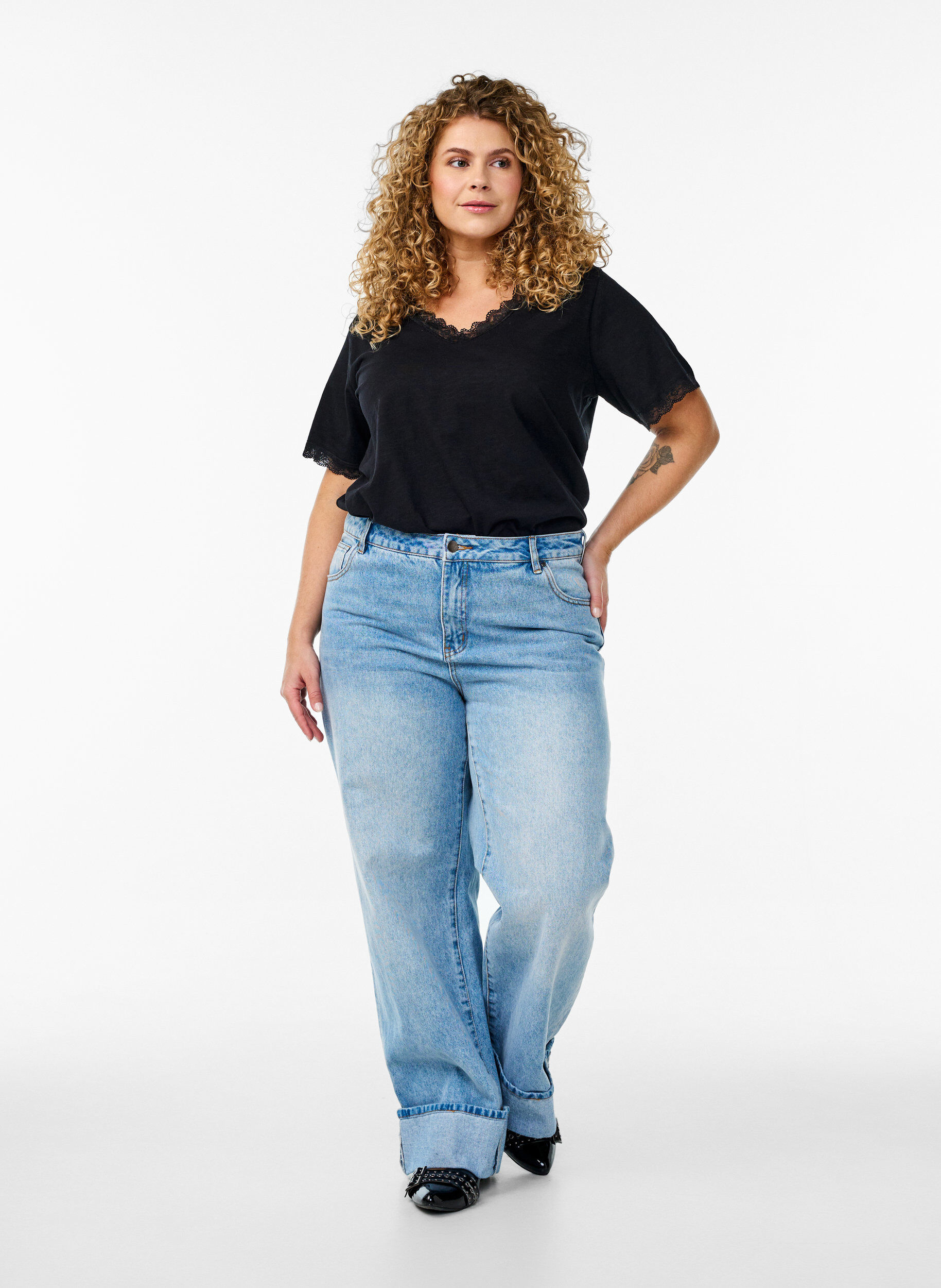 Zizzi T-shirt met kanten rand, Zwart, Model image number 1