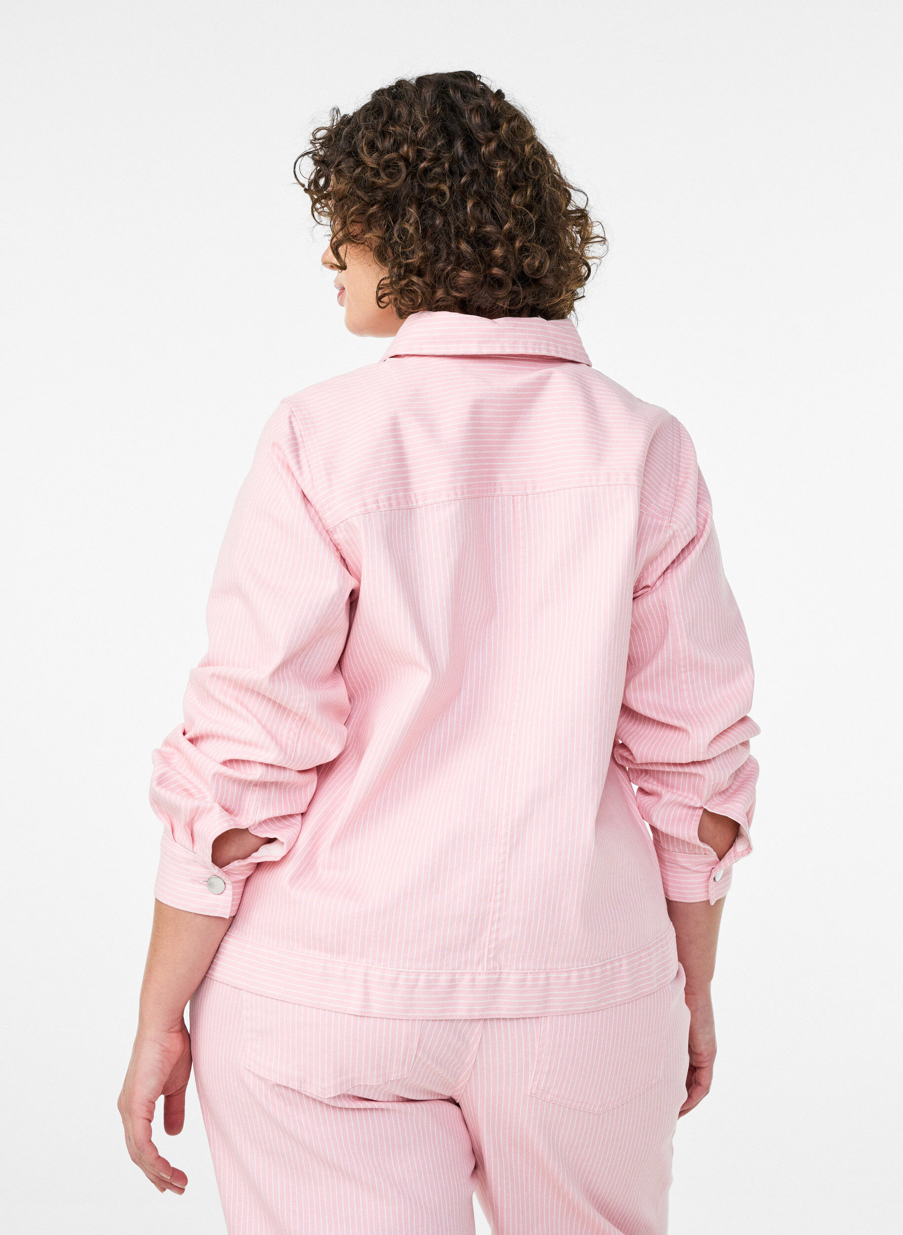 Zizzi Gekleurde denim shacket met strepen, Roze, Model image number 2