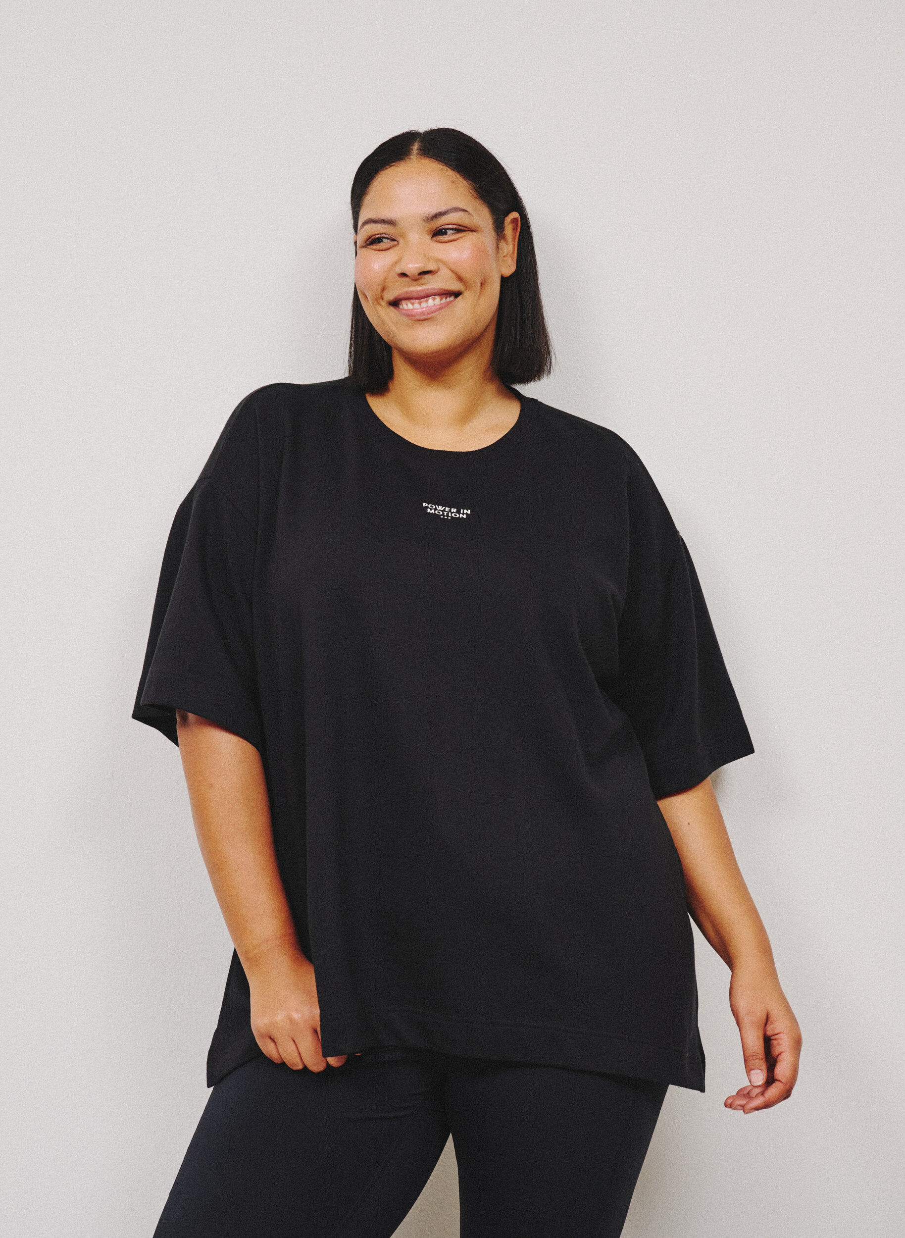 Zizzi Active T-shirt met een losse pasvorm en geborduurde statement, Zwart, Image image number 0