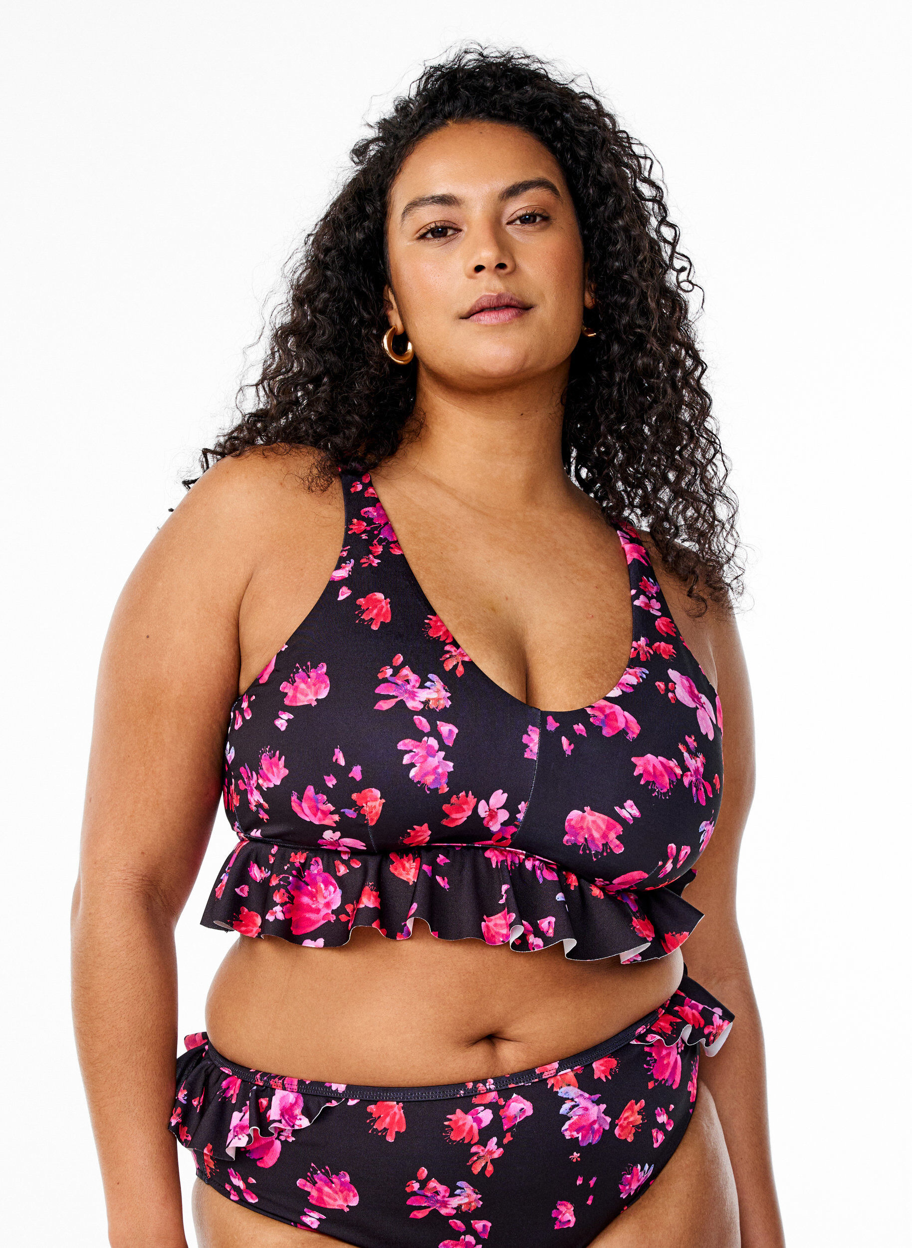Bloemen bikini top met een ruche afwerking, Roze, Model