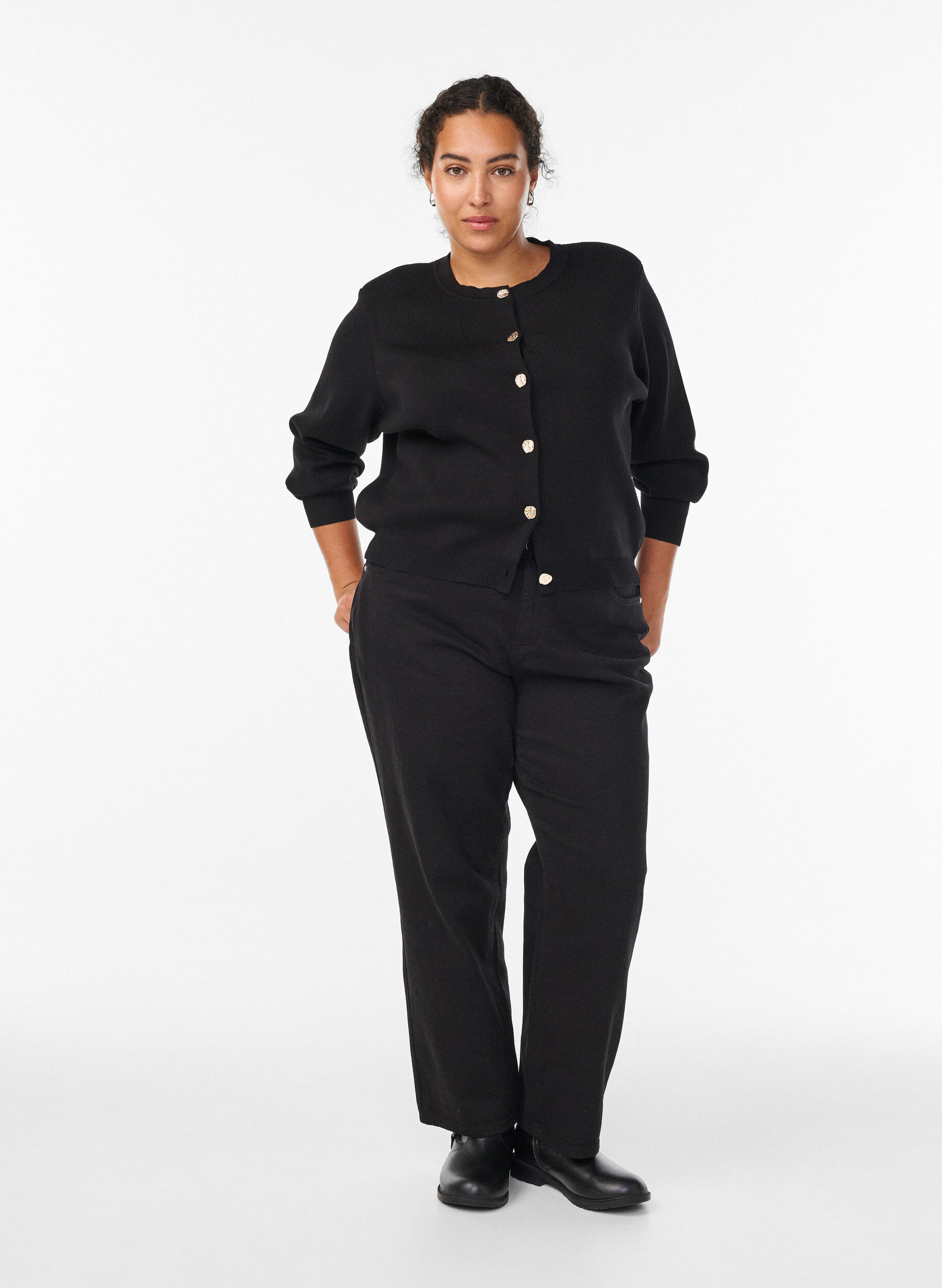 Zizzi Cardigan met decoratieve gouden knopen, Zwart, Model image number 1