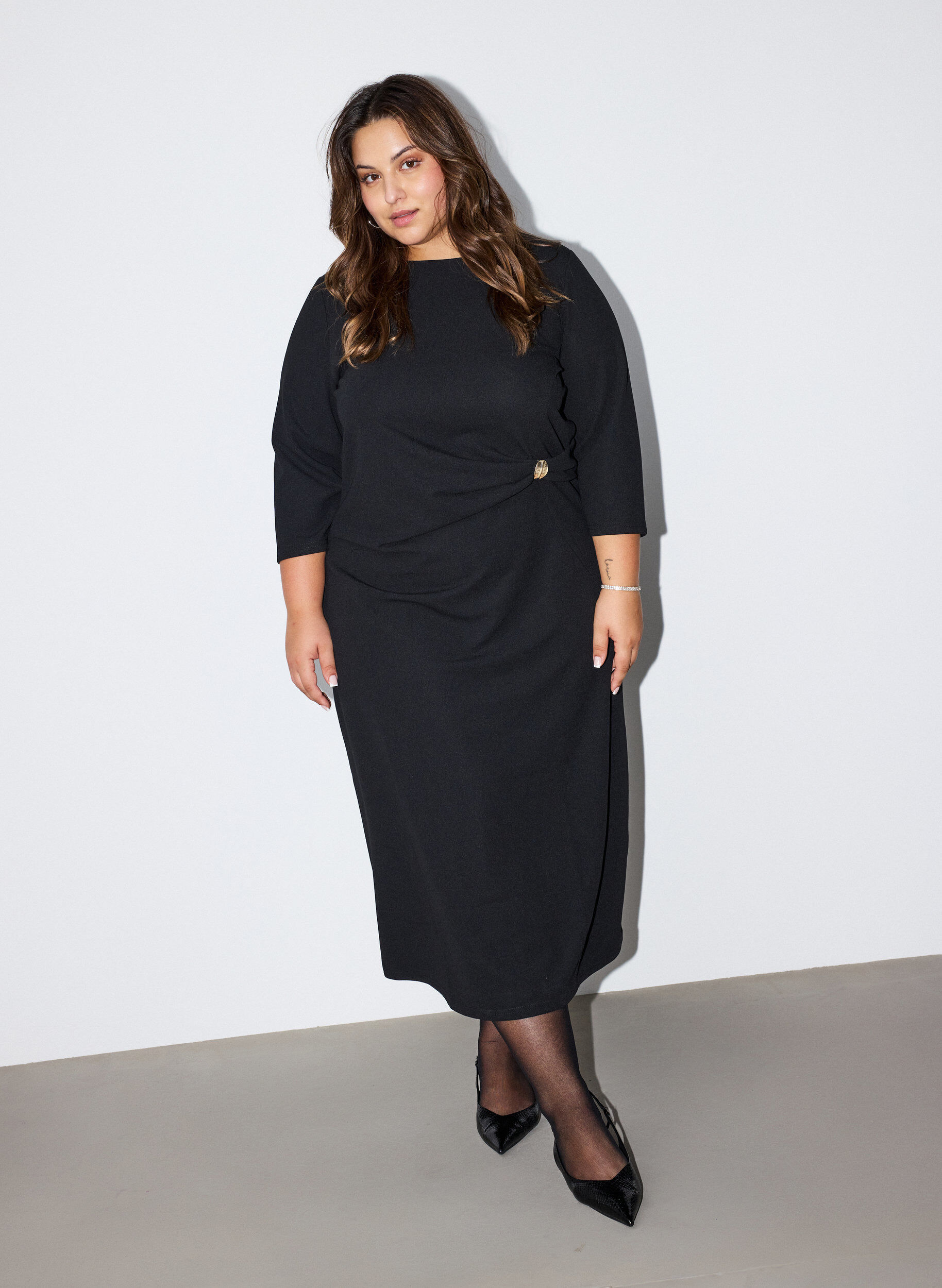 ZizziJersey jurk met drapering en decoratieve gesp, Zwart, Model image number 0