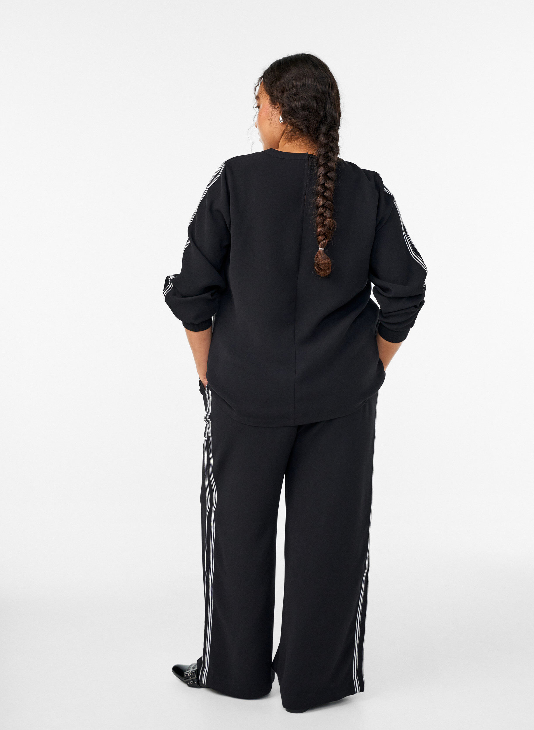 Zizzi Straight-fit broek met strookdetails, Zwart, Model image number 1