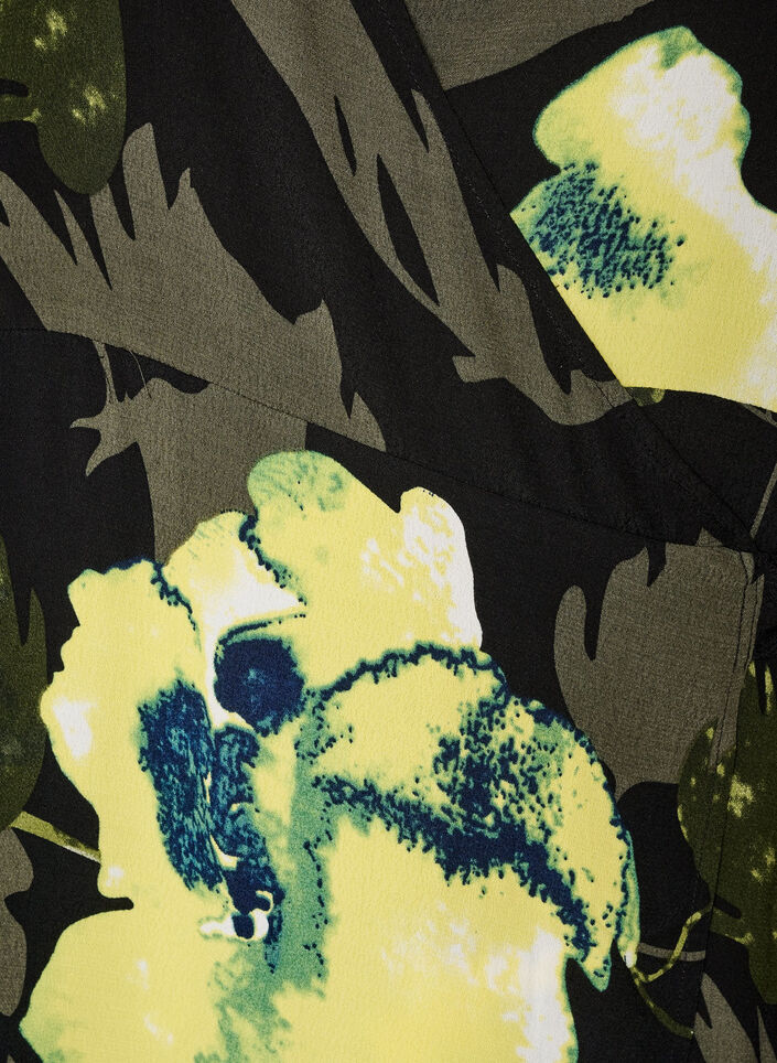 Bloemen wikkeljurk in viscose met een strikceintuur, Zwart, Packshot image number 2
