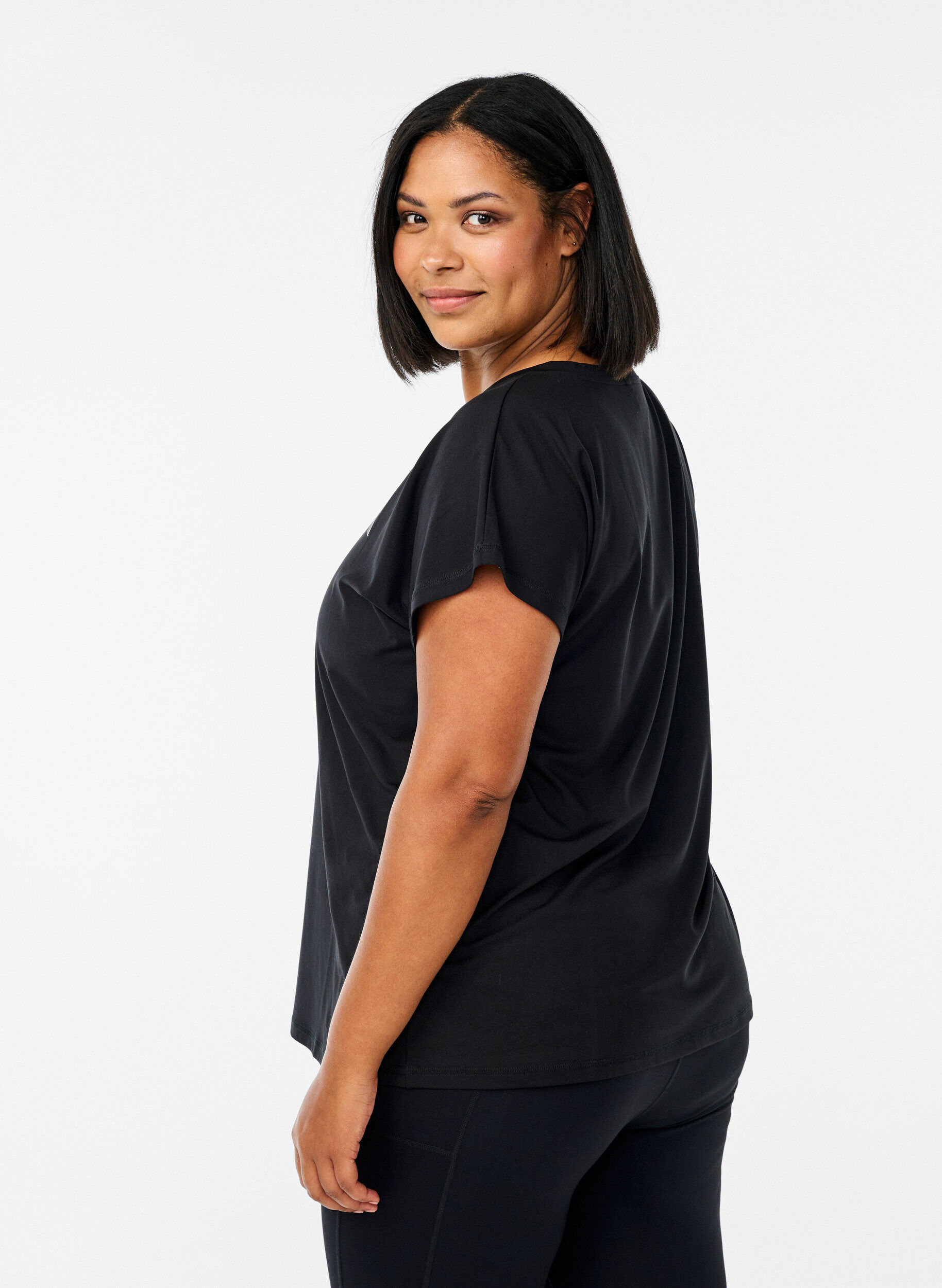 Zizzi Losvallend trainings-T-shirt met V-hals, Zwart, Model image number 2