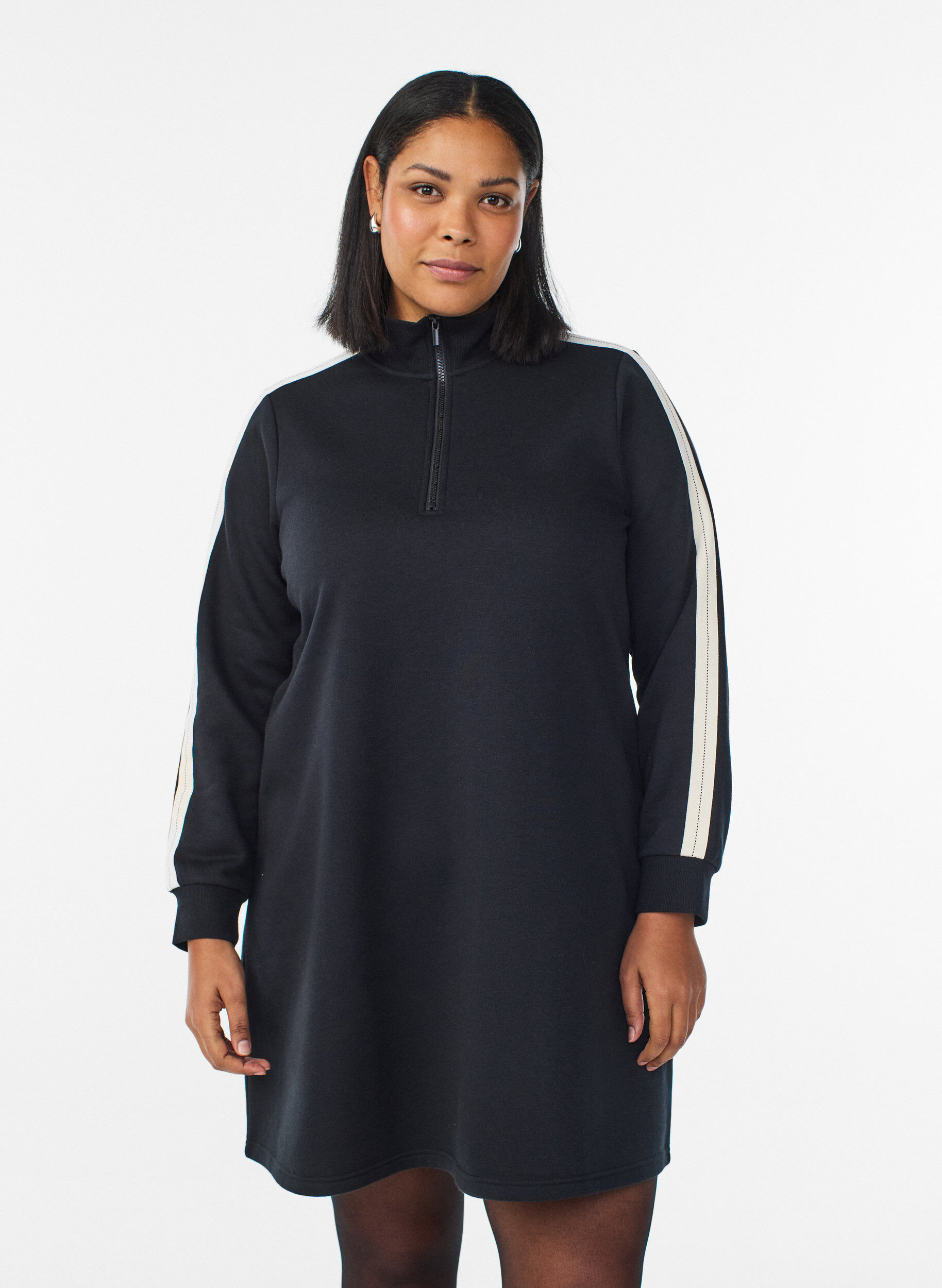 Zizzi Korte sweatshirtjurk met een hoge hals, Zwart, Model image number 0