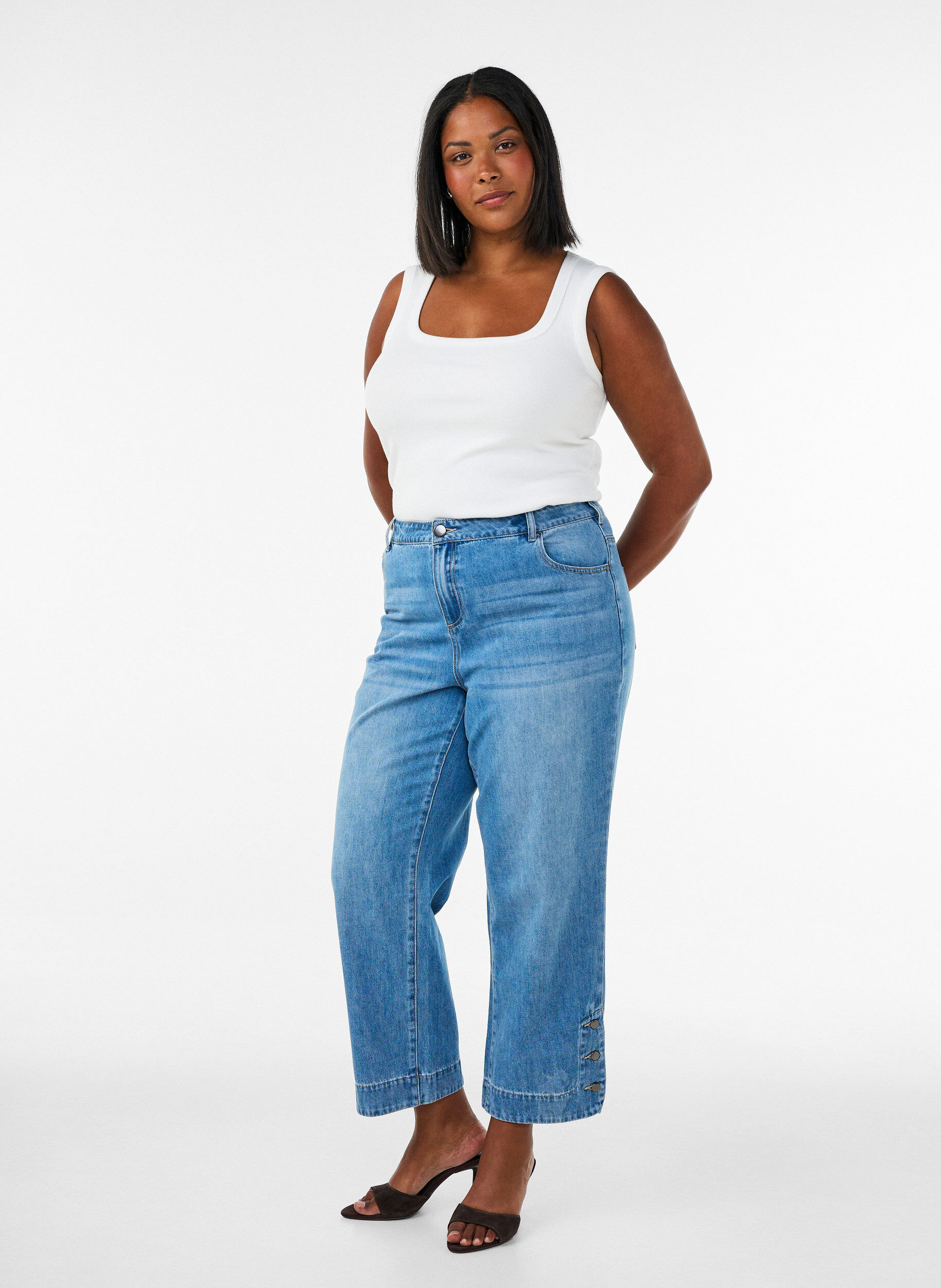 ZizziGecropte Kiana jeans met straight-fit en knoopdetails, Blauw, Model image number 0