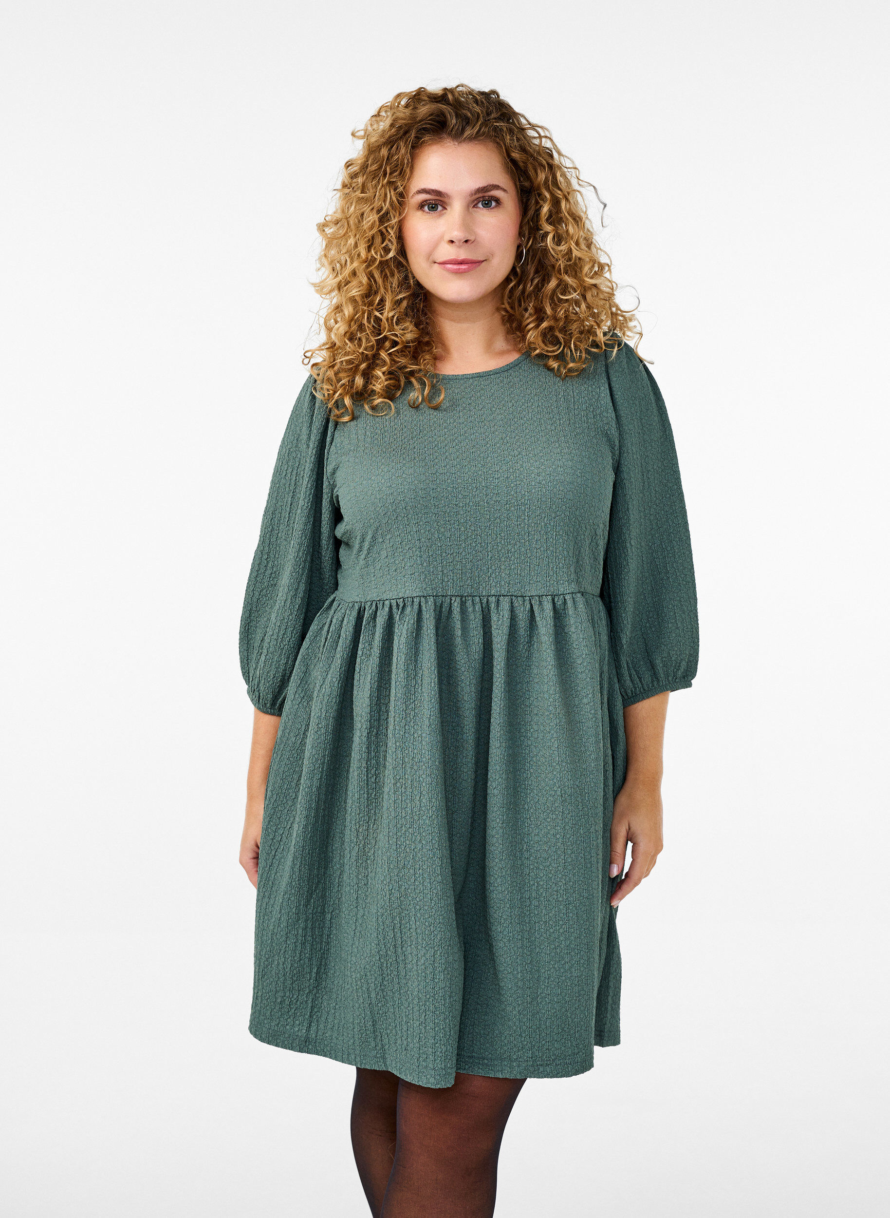 Zizzi FLASH - Korte jurk met textuur en 3/4 mouwen, Balsam Green, Model image number 0