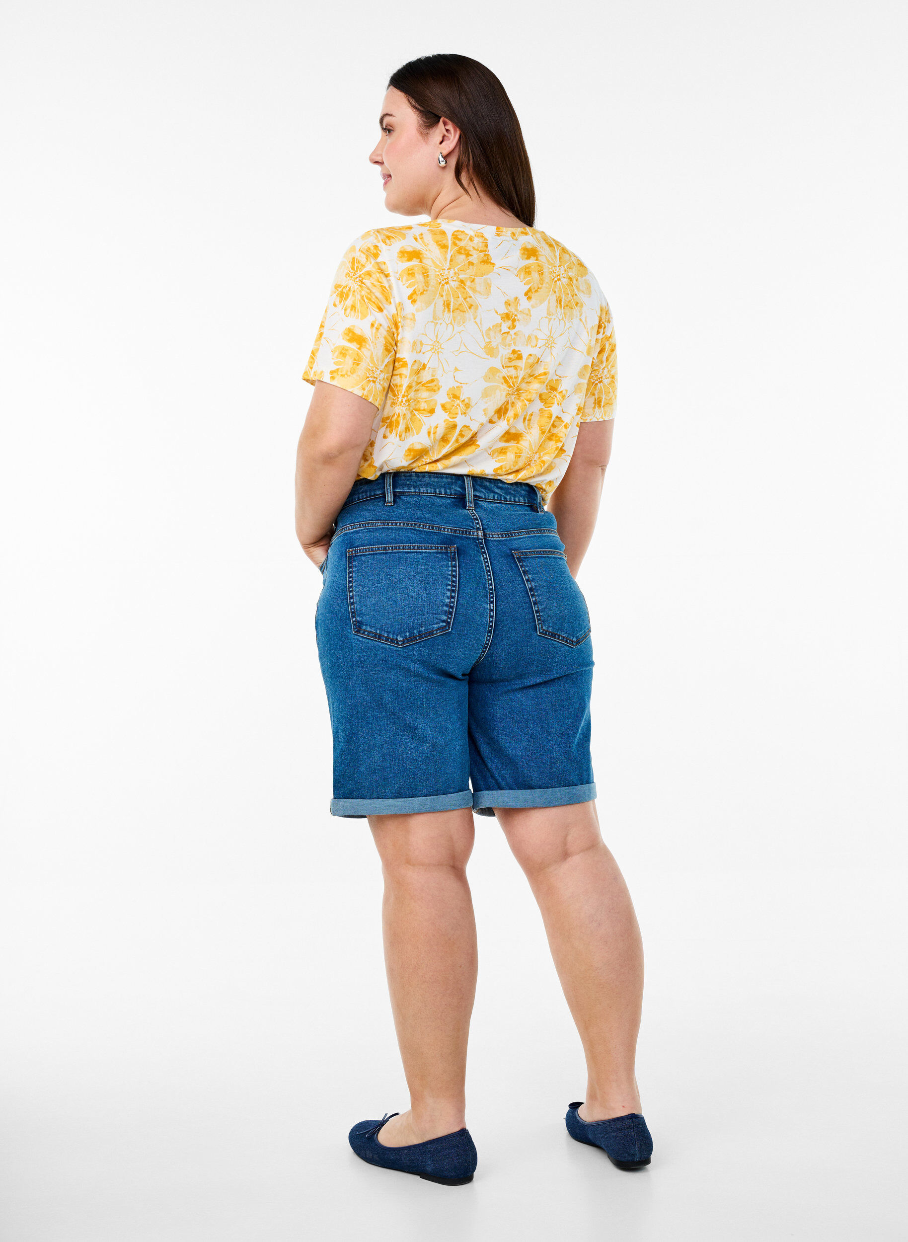 Zizzi Strakzittende denim shorts met een hoge taille, Blauw, Model image number 2