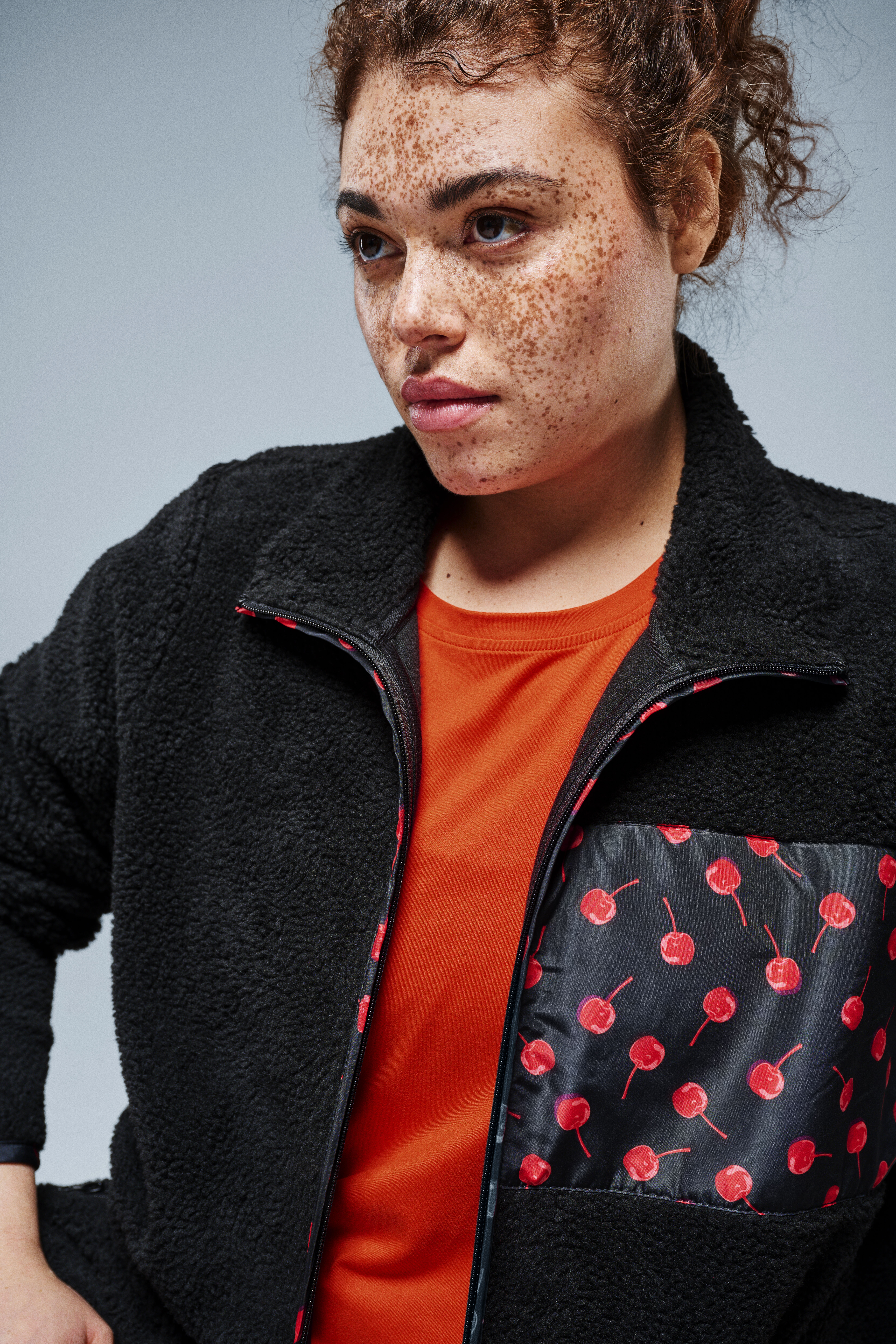 Zizzi Teddyfleece jas met kersen details, , Model