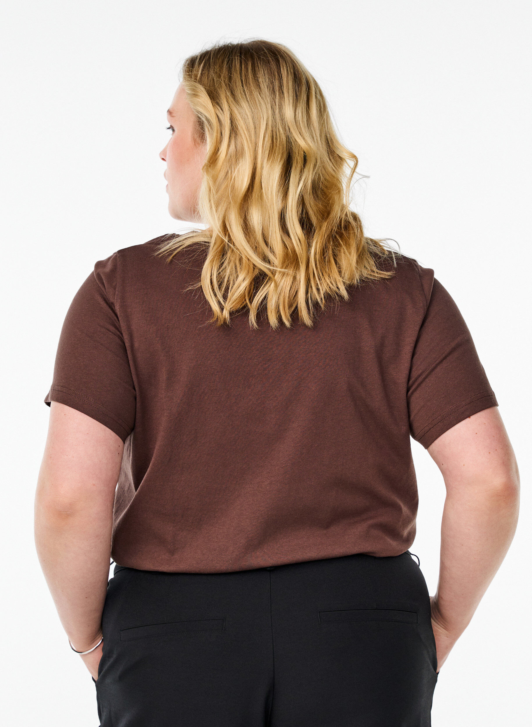 Zizzi Basis T-shirt van katoen met een V-hals, Bruin, Model image number 2