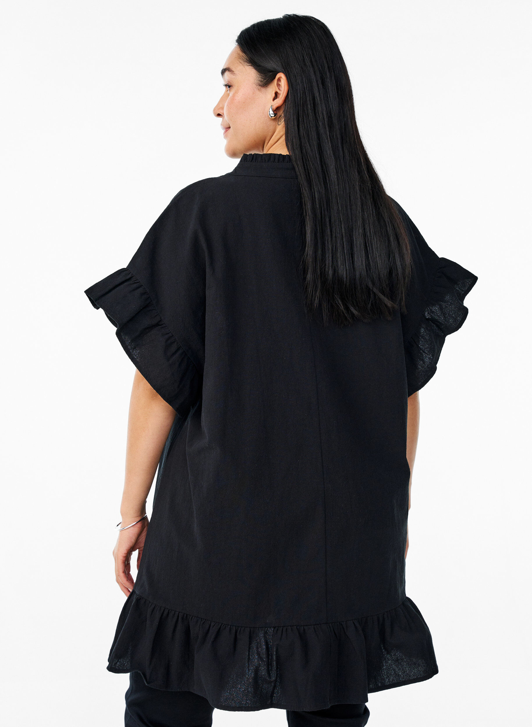 Zizzi Tunic met V-hals en ruchesdetails, Zwart, Model image number 2
