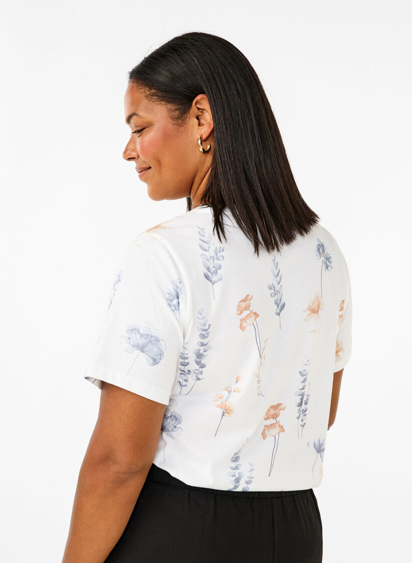 T-shirt van biologisch katoen met bloemenprint, White W. Blue flower, Model image number 1