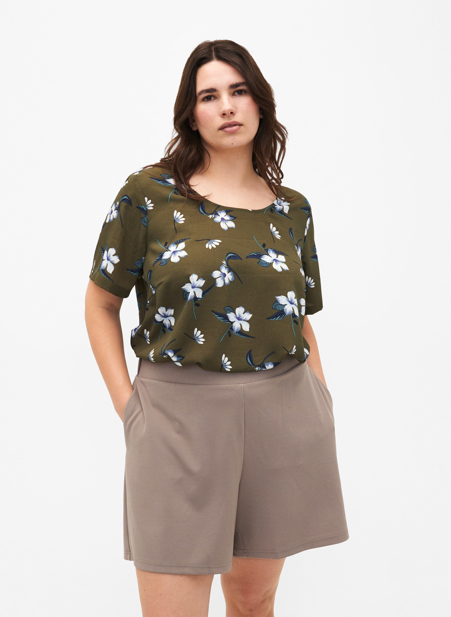 Zizzi FLASH - Korte broek met losse pasvorm en zakken, Beige, Model image number 0