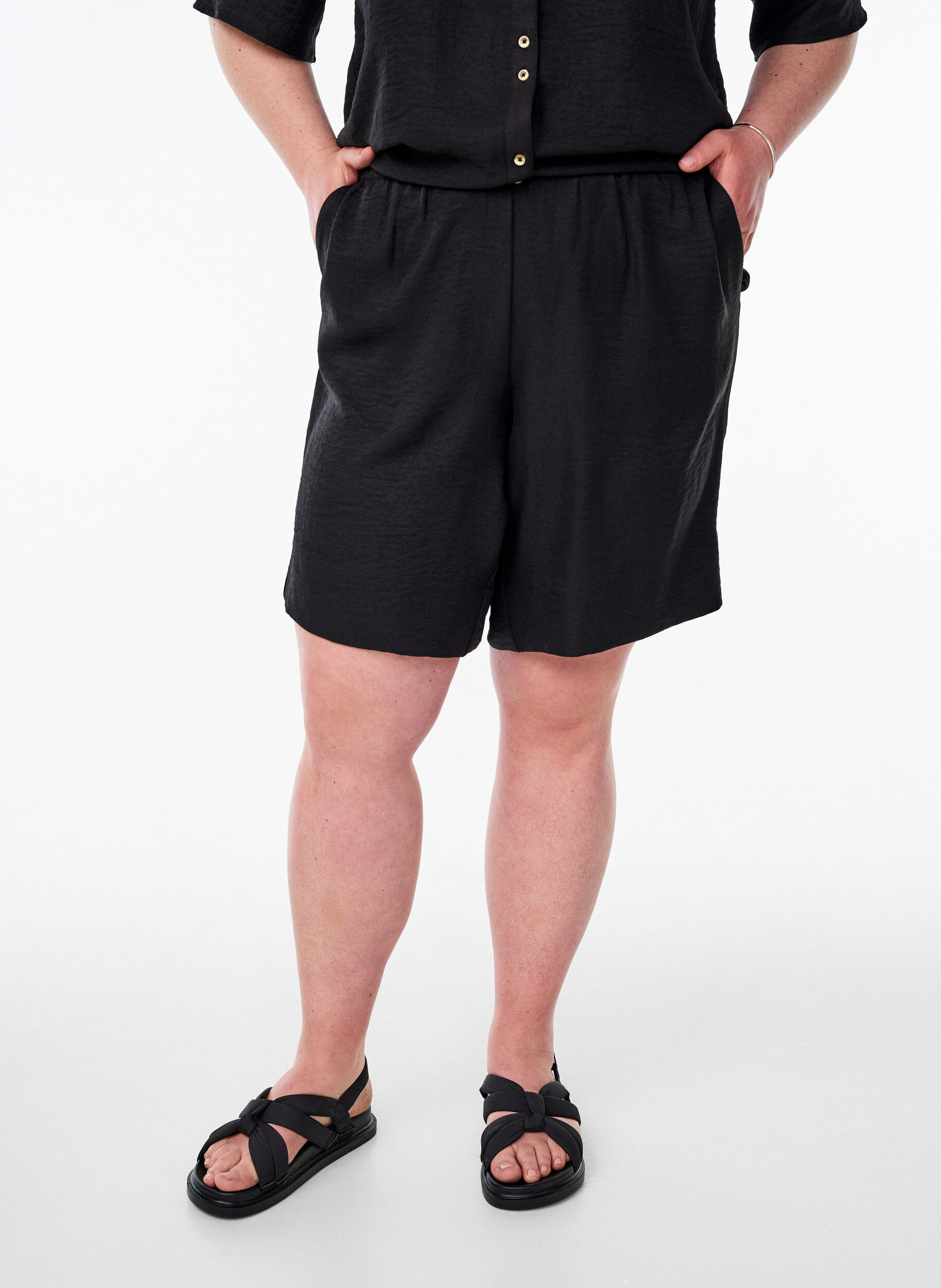 ZizziKorte broek met zakken en hoge taille, Zwart, Model image number 3