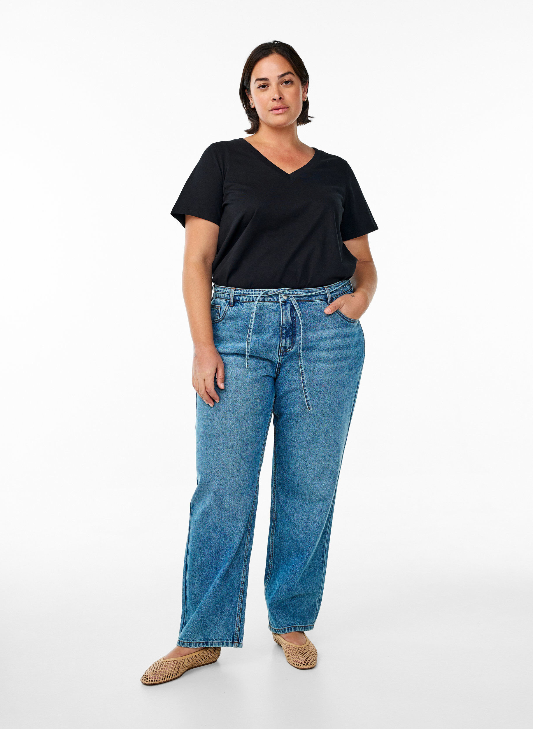 Zizzi Basis T-shirt van katoen met een V-hals, Zwart, Model image number 1