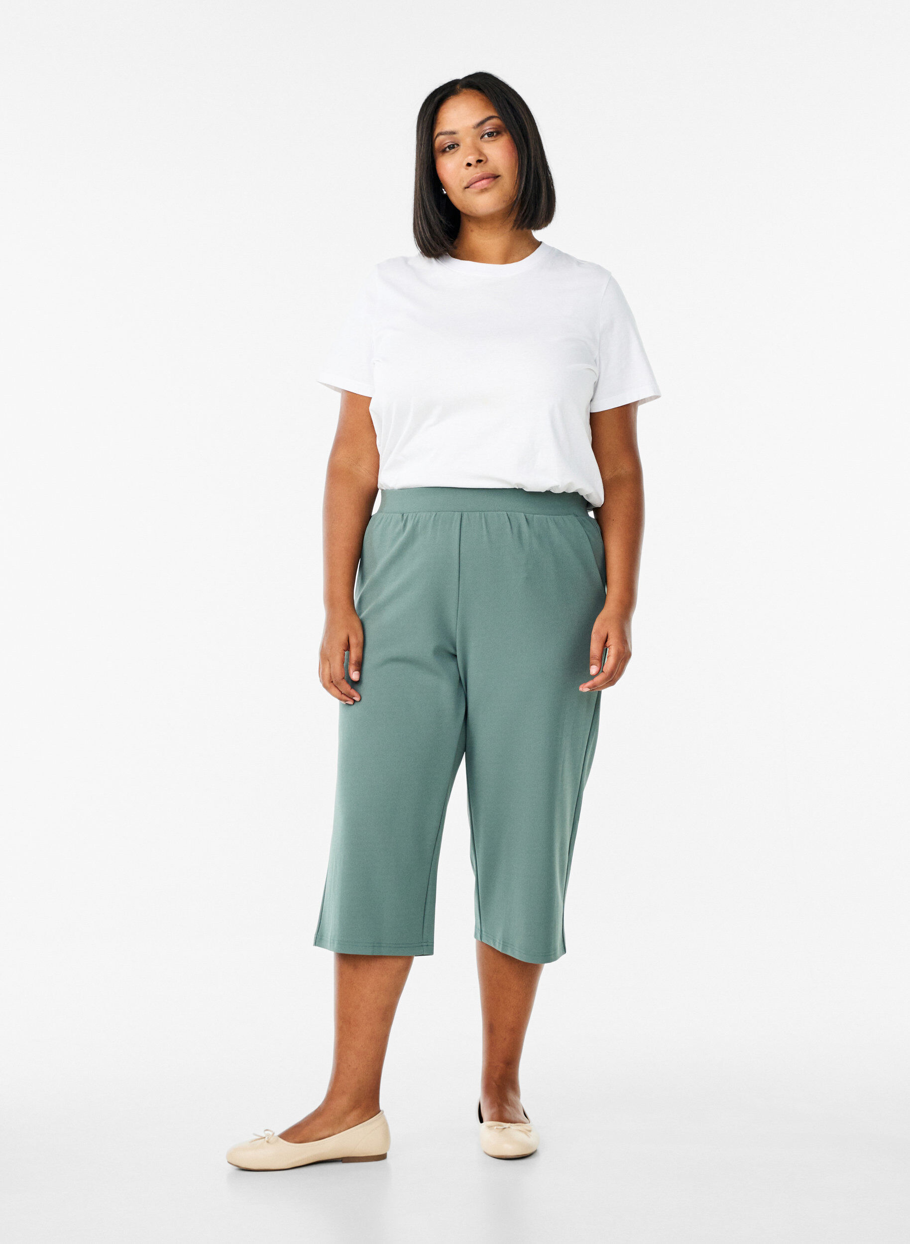 Zizzi FLASH - Hoog getailleerde kniebroek met losse pasvorm, Groen, Model image number 0