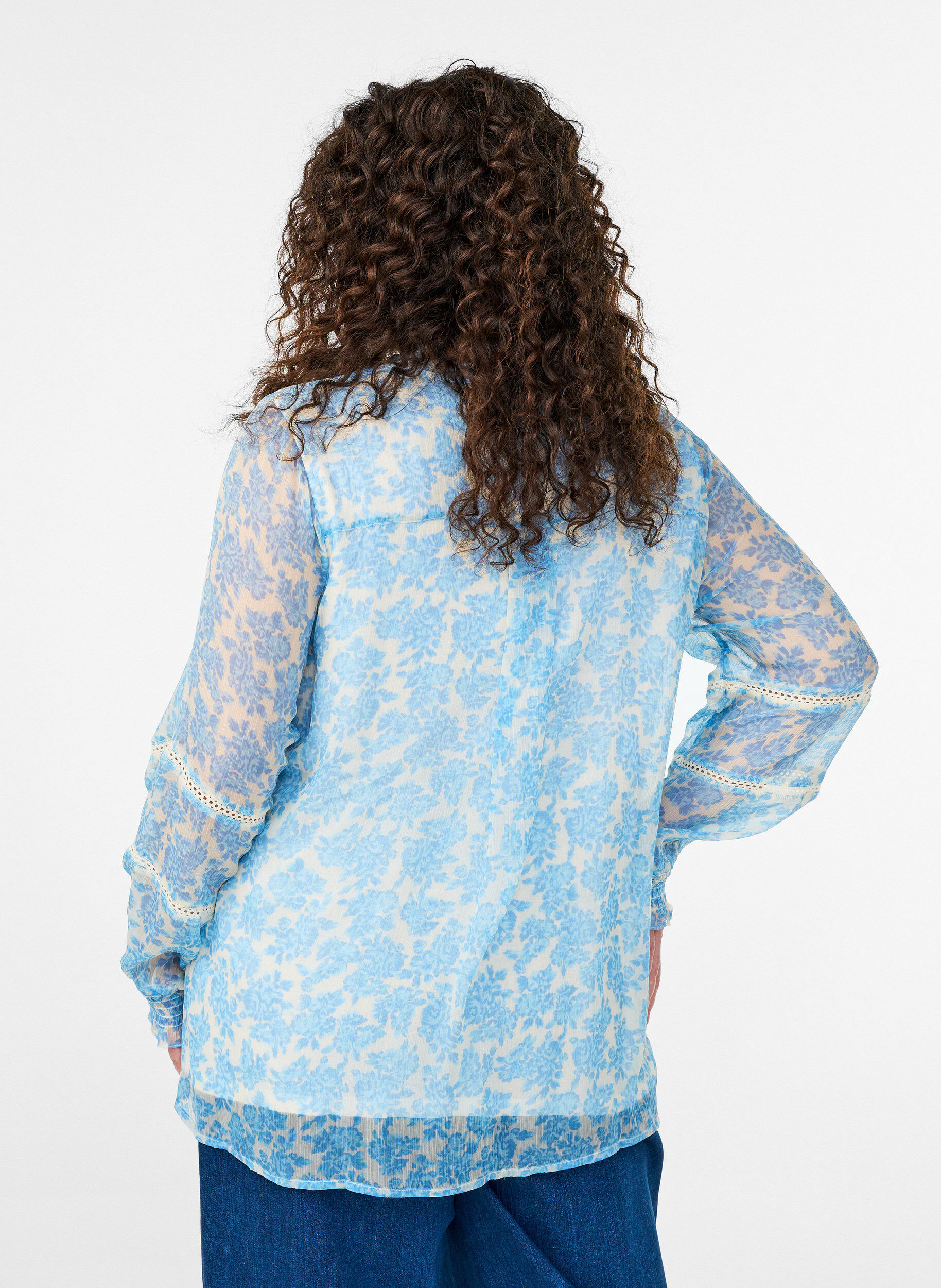 Zizzi Chiffonblouse met bloemenprint en gehaakte bies, Blauw, Model image number 2