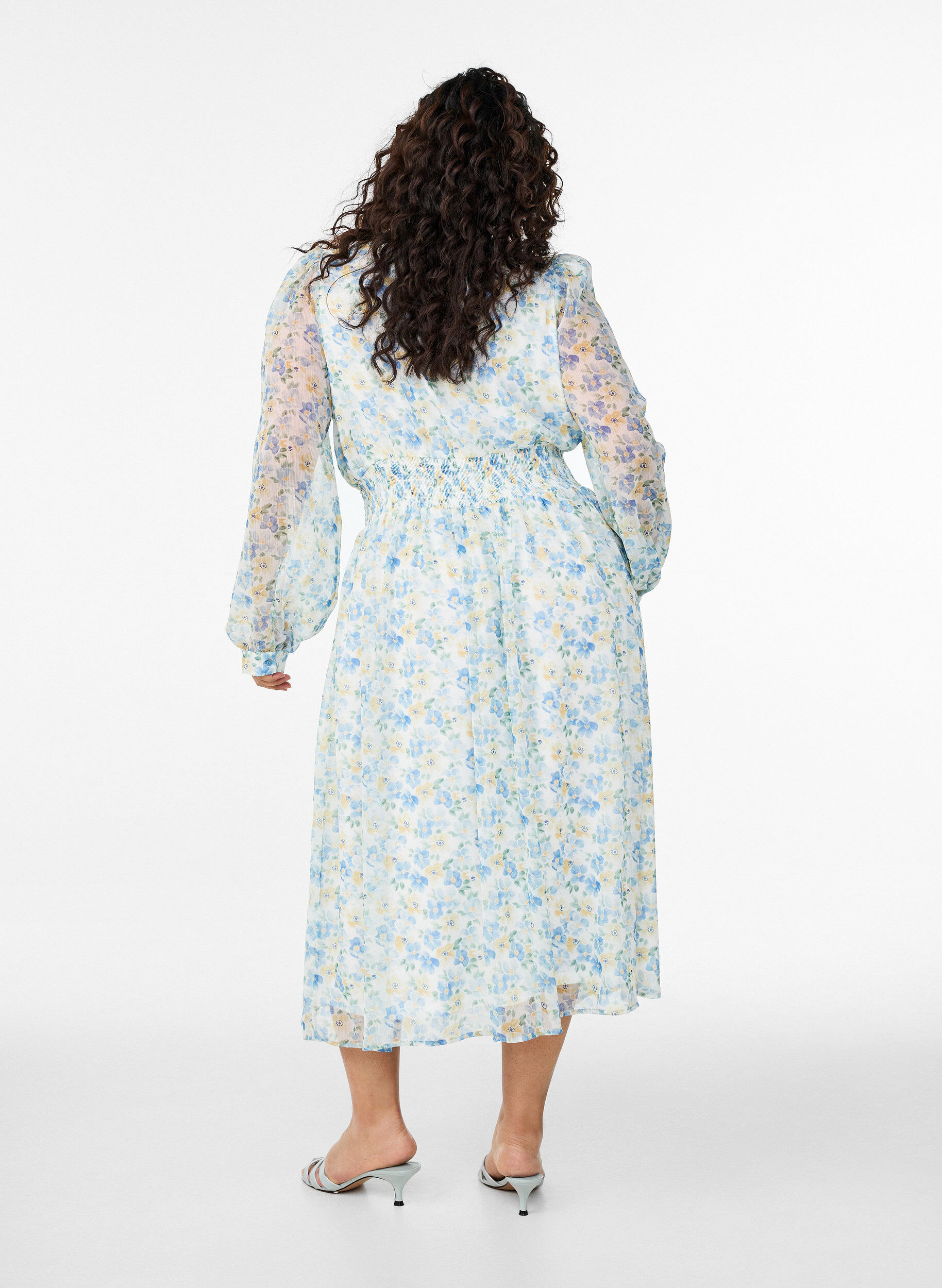Zizzi Midi jurk met bloemen, wikkellook en smock, Blauw, Model image number 1
