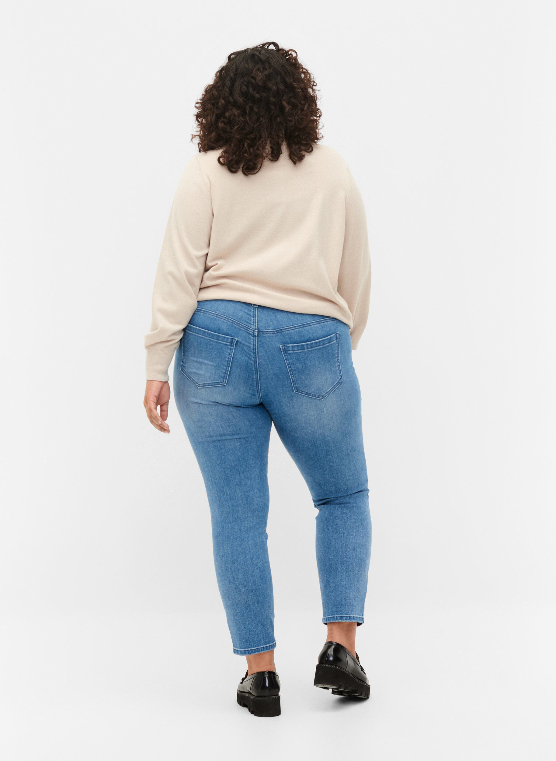 Zizzi Cropped Emily jeans met borduursel, Blue denim, Model image number 1