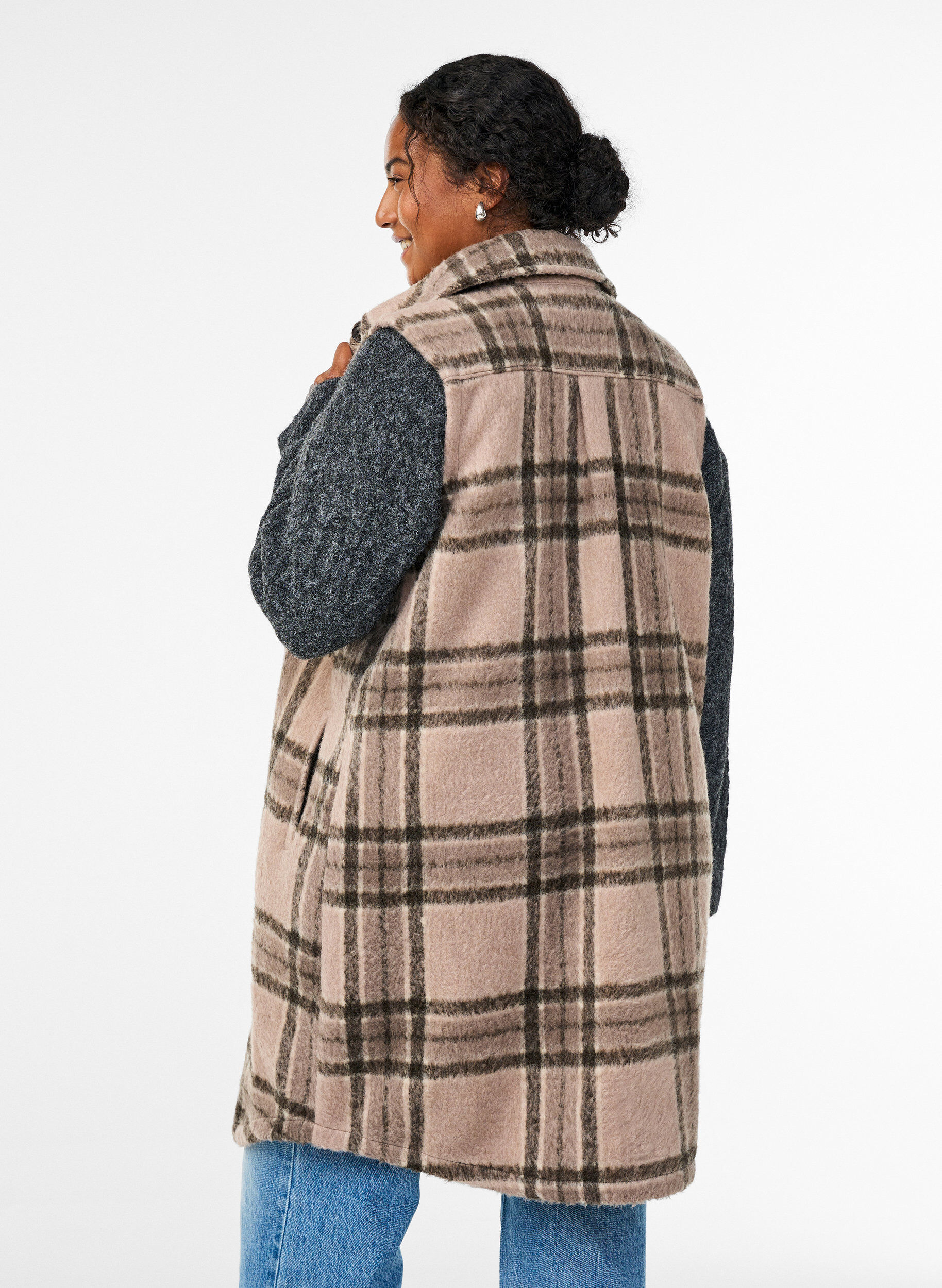 Zizzi Lange geruite vest in geborstelde kwaliteit, Beige, Model image number 2