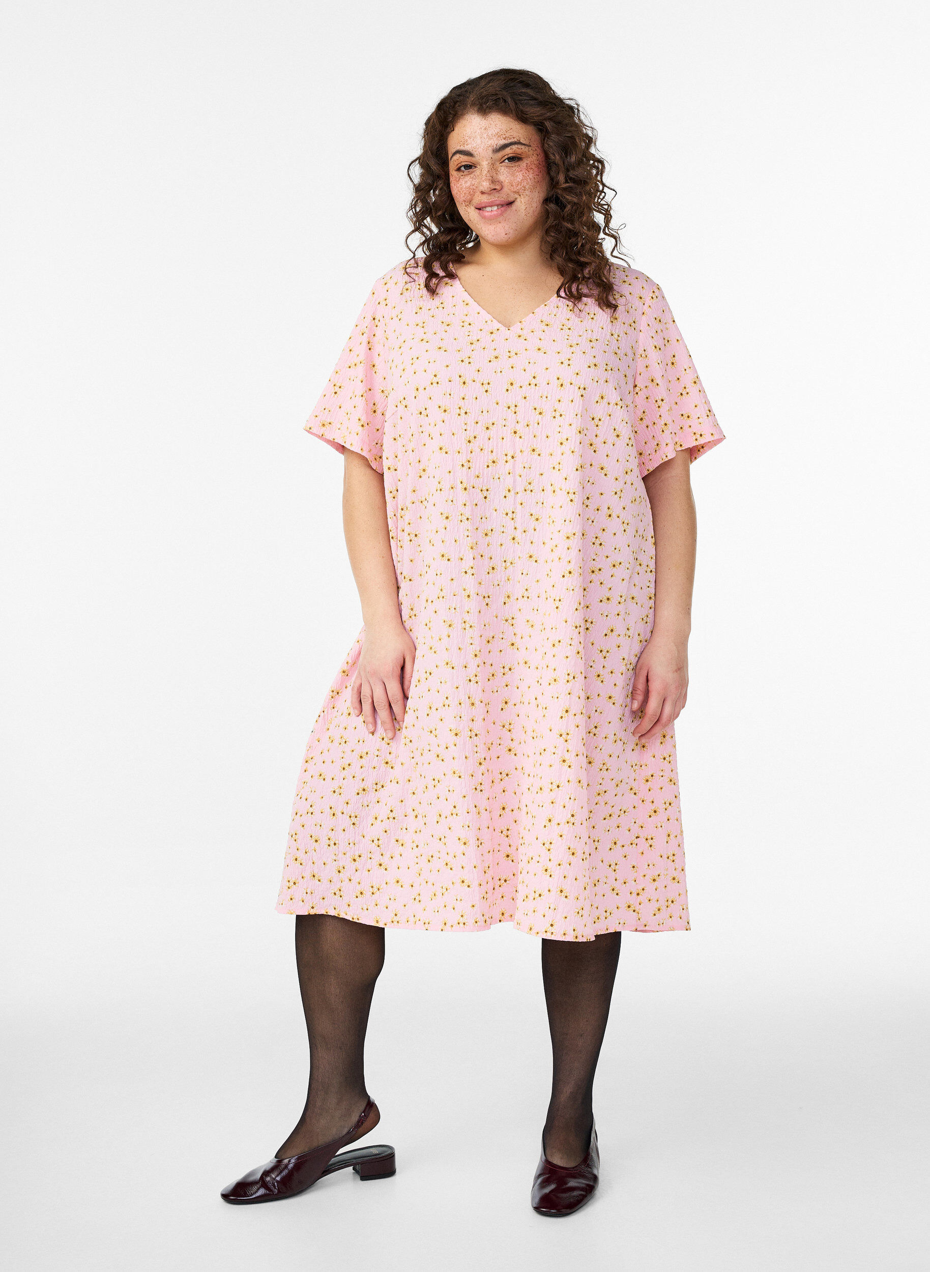 Jurk met korte mouwen en een V-hals, Roze, Model