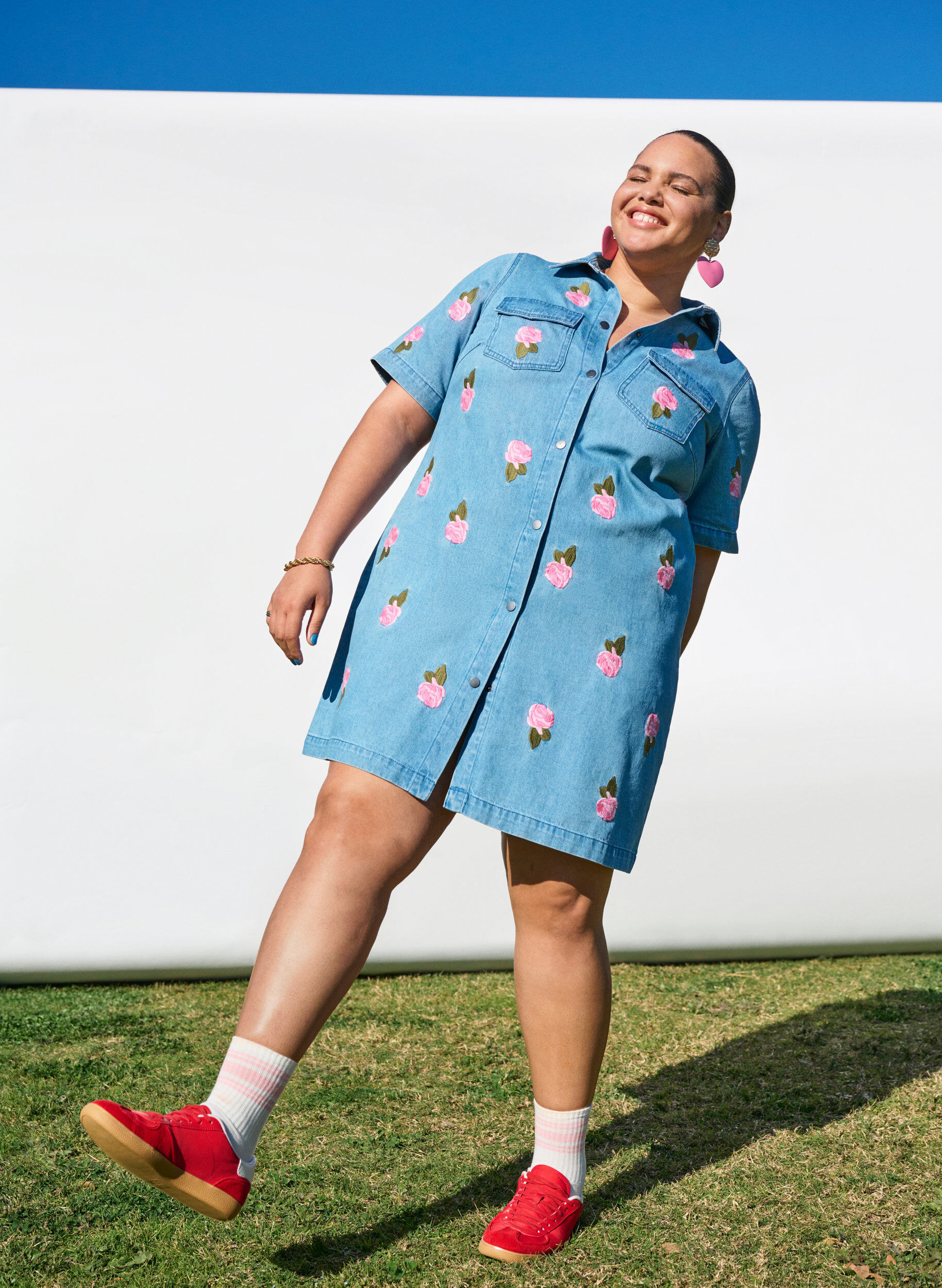 Zizzi Korte denim jurk met geborduurde bloemen, LBD w. Flower, Image image number 0